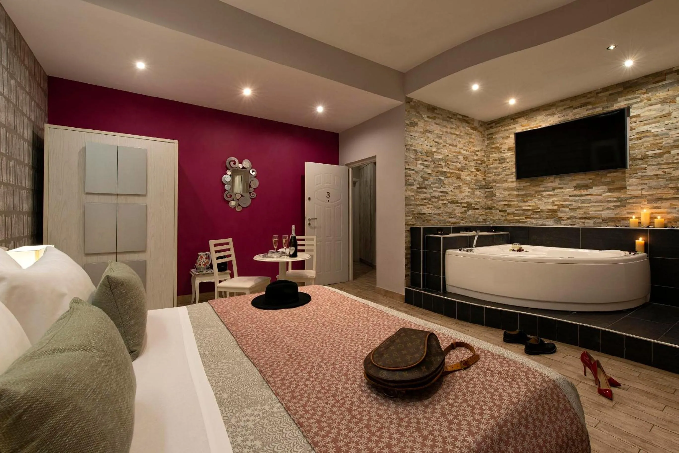 Hot Tub, Bed in Five Rooms Rome Guesthouse