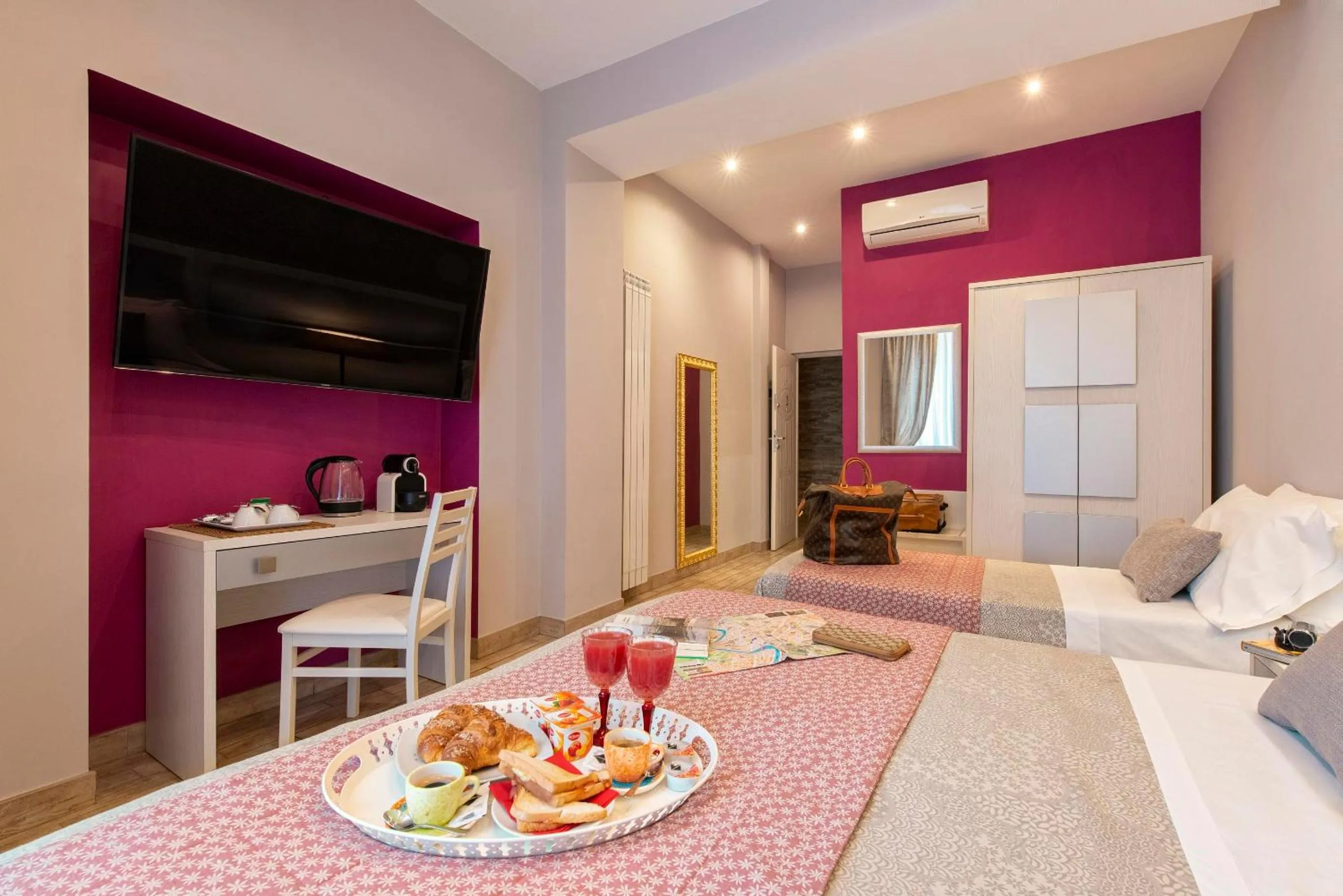 TV and multimedia in Five Rooms Rome Guesthouse