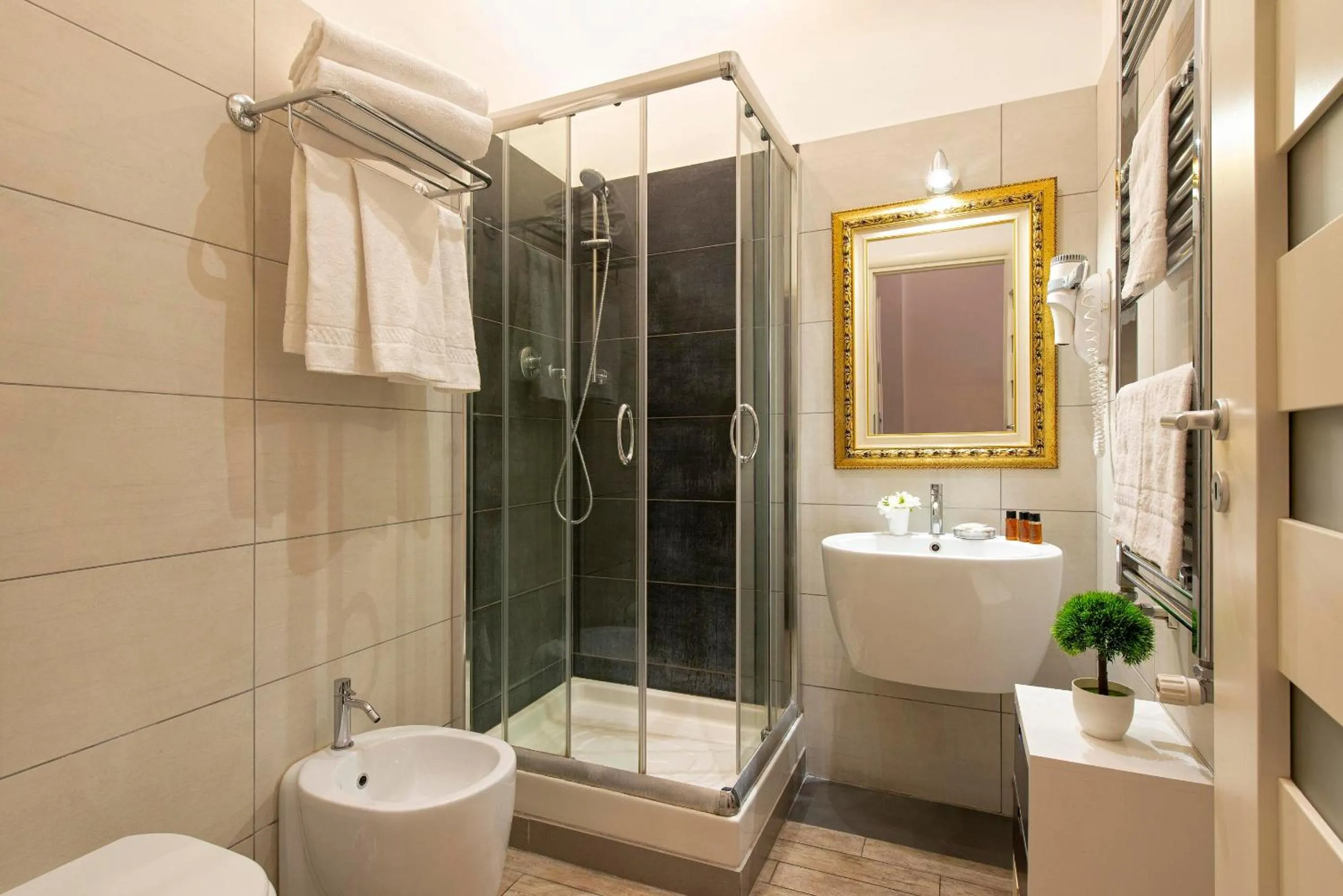 Shower in Five Rooms Rome Guesthouse