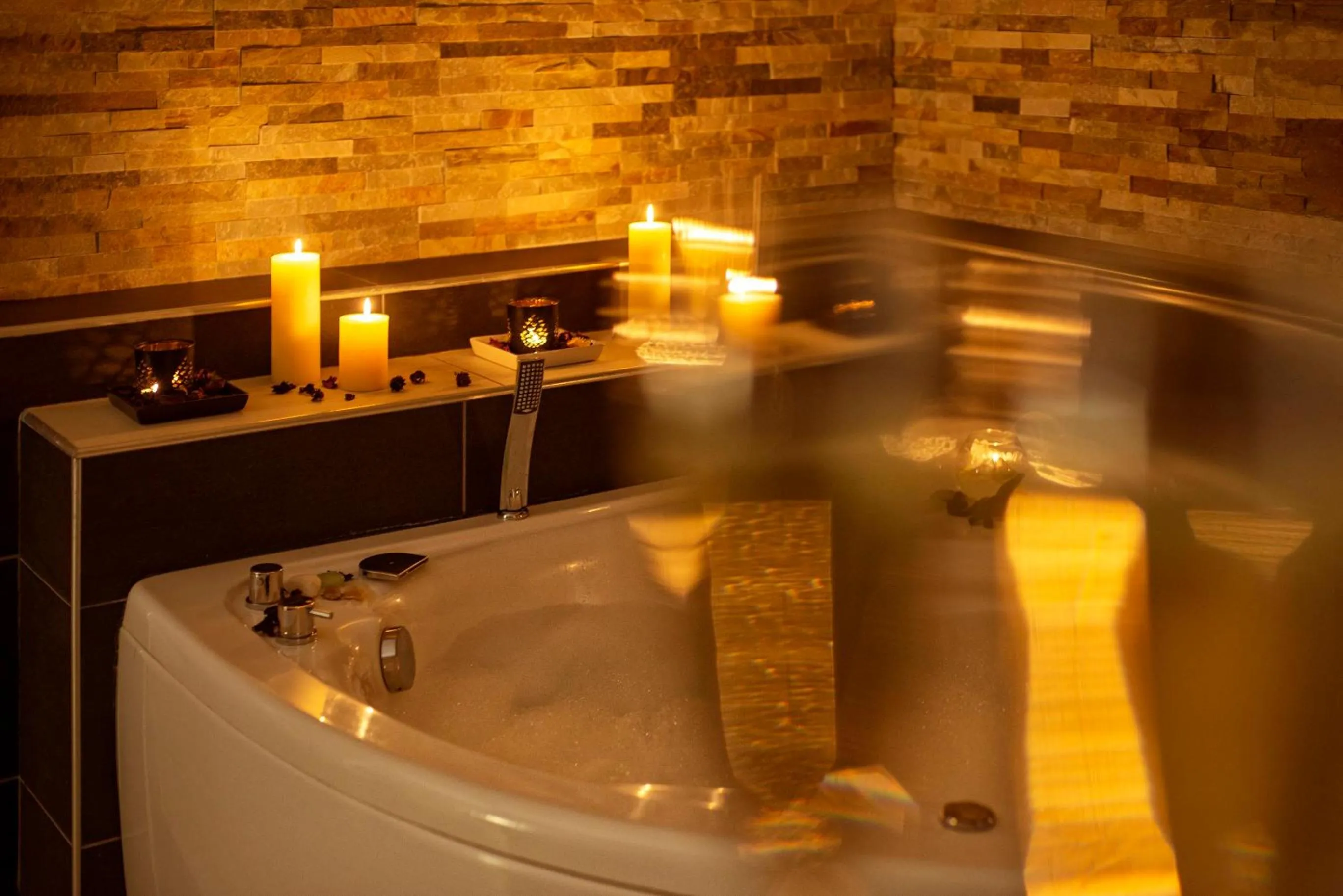 Hot Tub in Five Rooms Rome Guesthouse