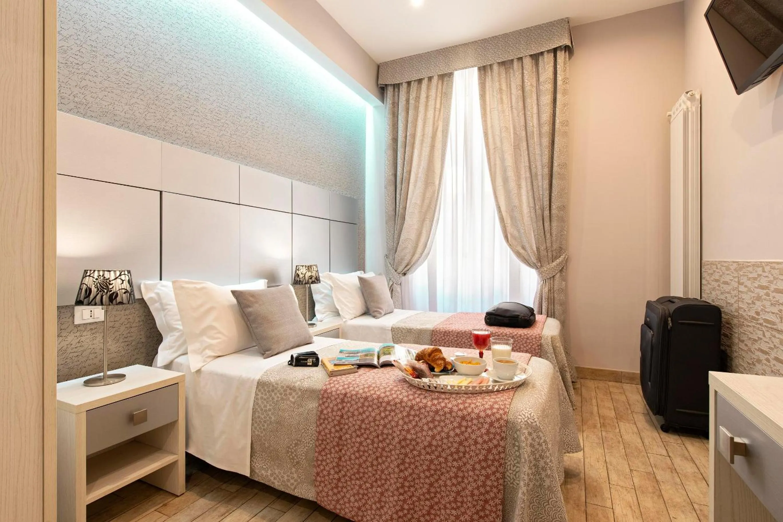 Food and drinks, Bed in Five Rooms Rome Guesthouse