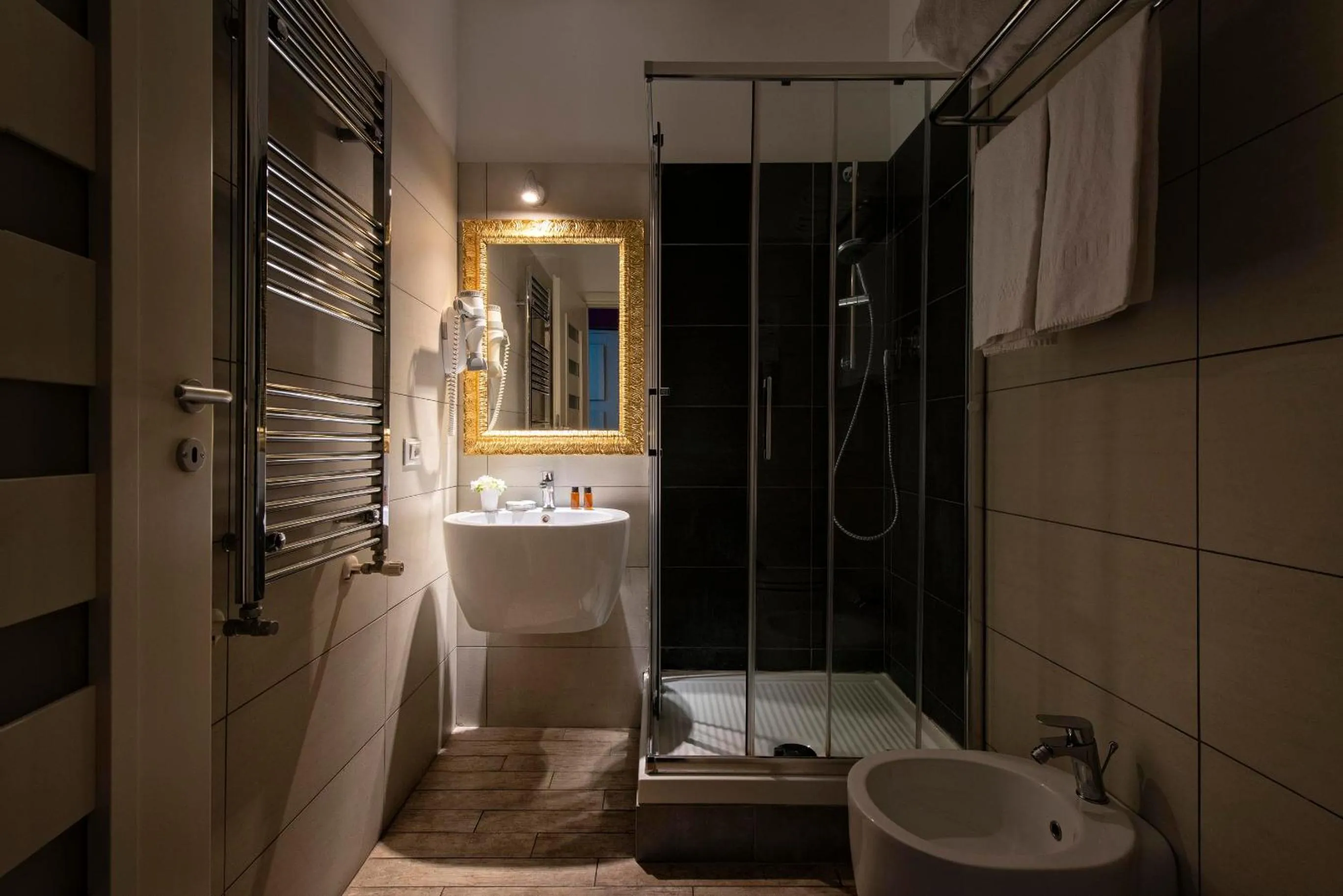 Shower in Five Rooms Rome Guesthouse