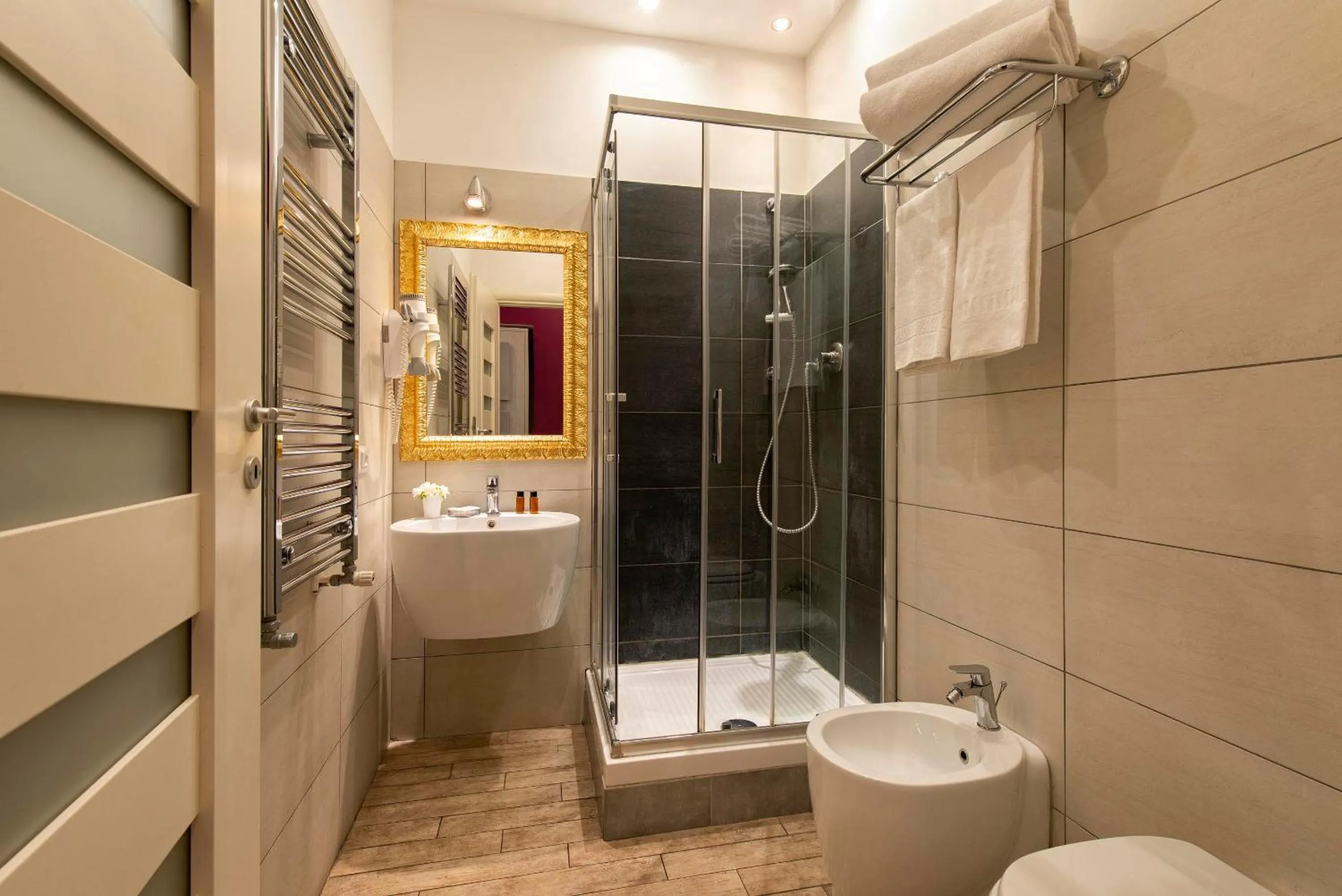 Shower in Five Rooms Rome Guesthouse