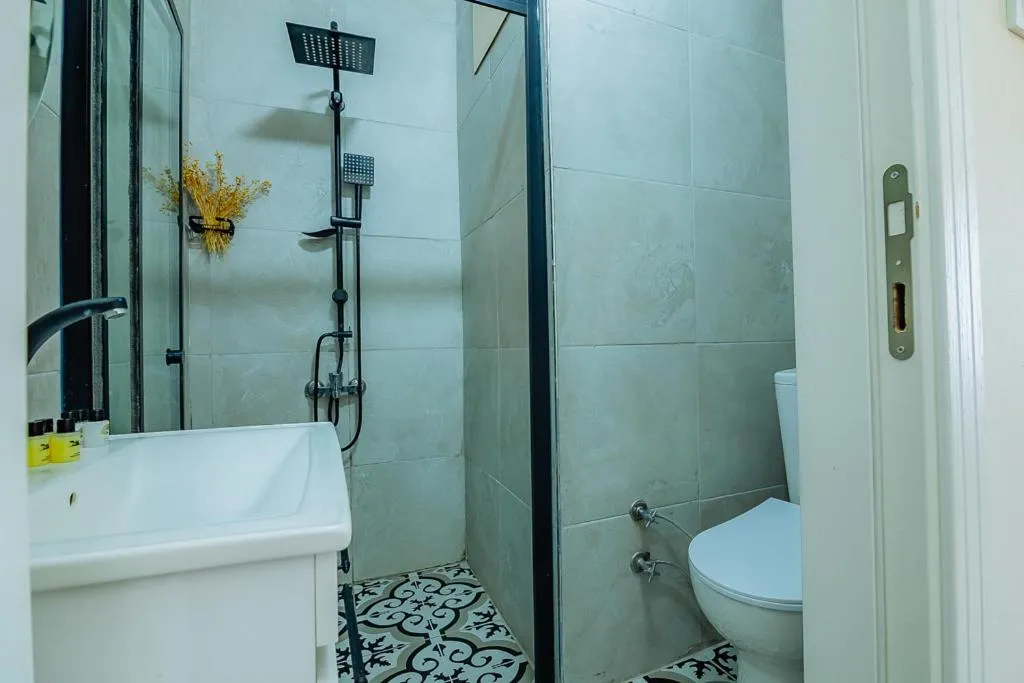 Shower in Ali Khan Hotel