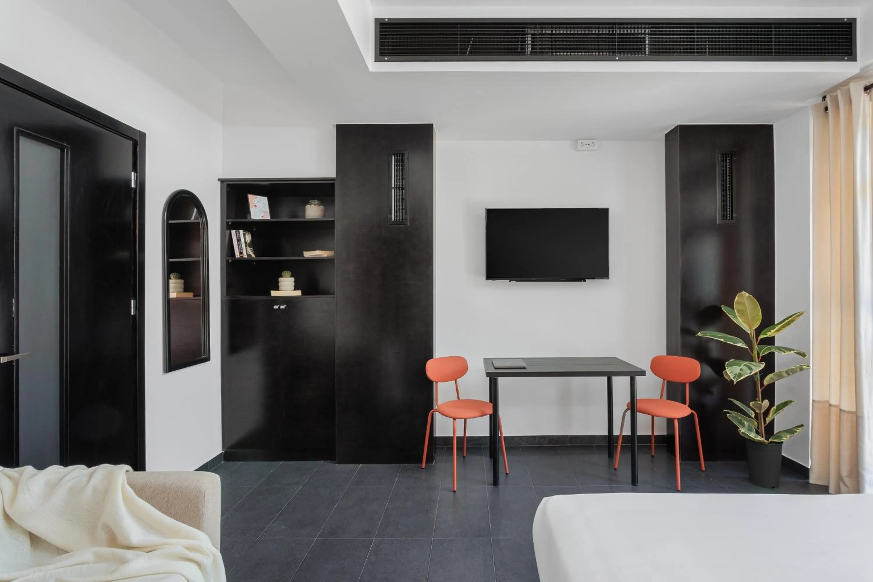 TV and multimedia, Bed in THE URBANIST •inner city residences•