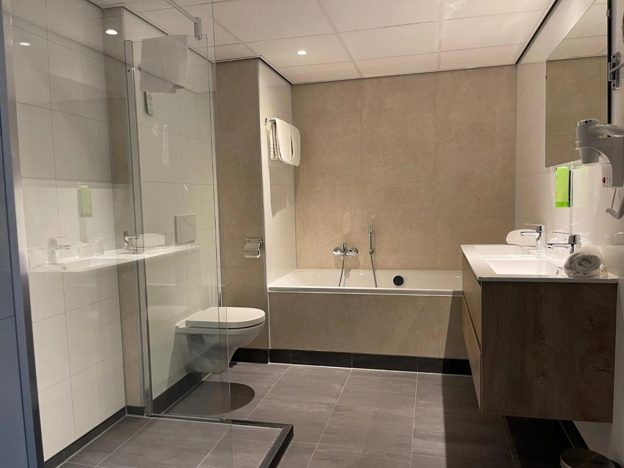 Bathroom in Golden Tulip Ampt van Nijkerk