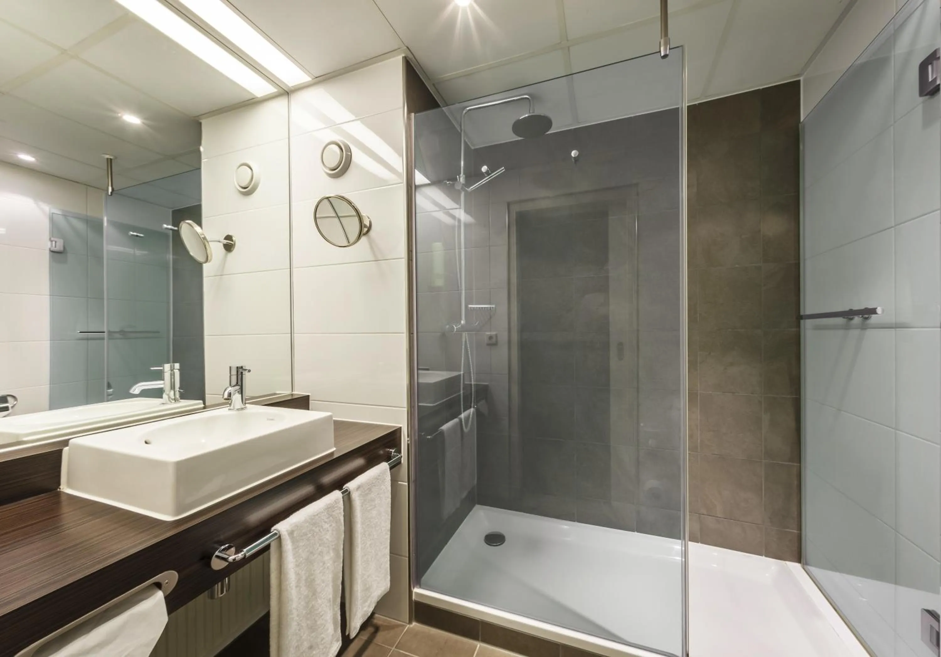 Bathroom in Golden Tulip Ampt van Nijkerk