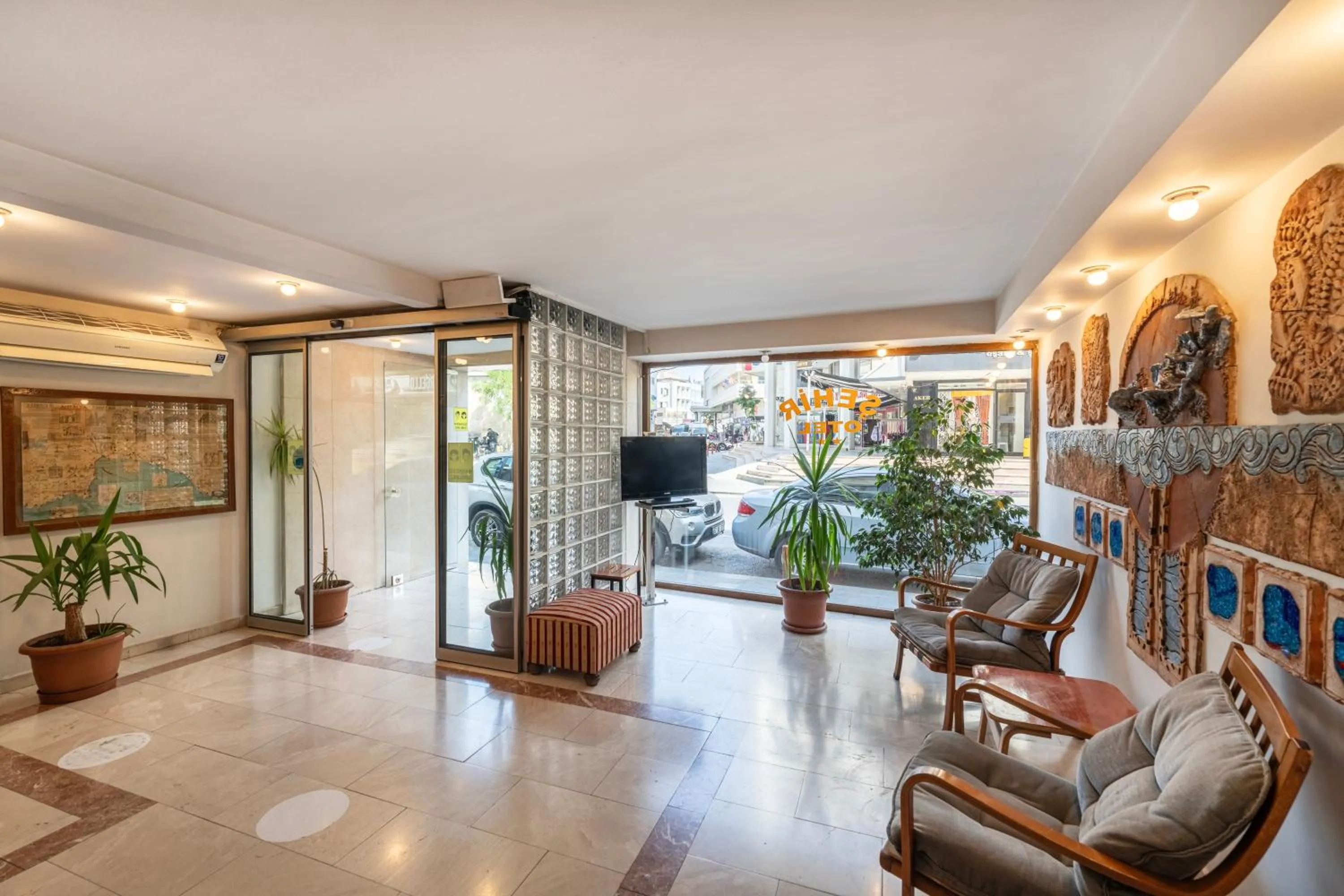 Communal lounge/ TV room in Şehir Hotel