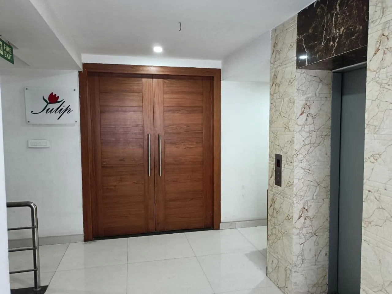 wardrobe in Hotel Autumn Crocus