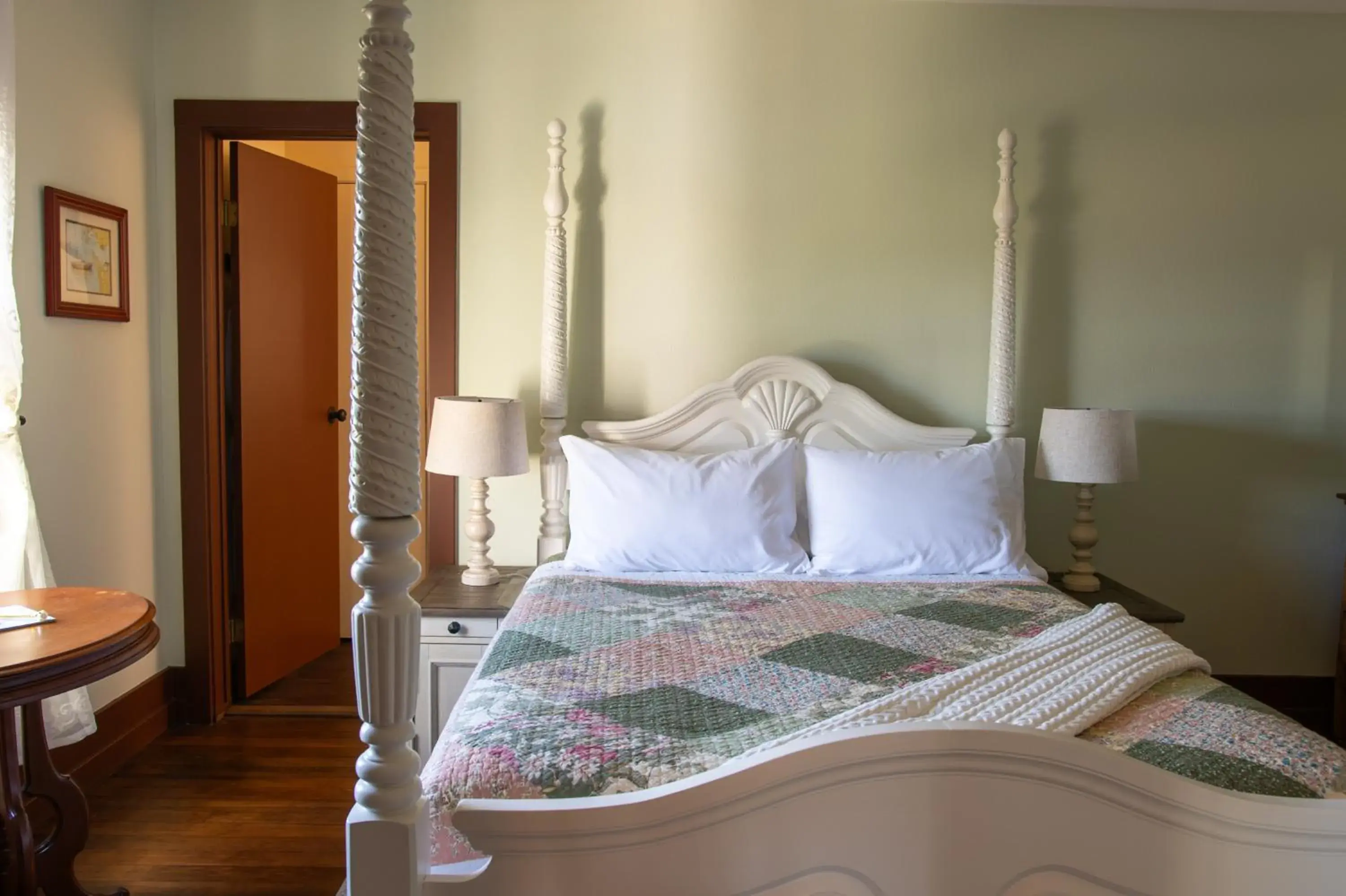 Queen Room in The Pearl Inn Bed and Breakfast Queen Room in The Pearl Inn Bed and Breakfast