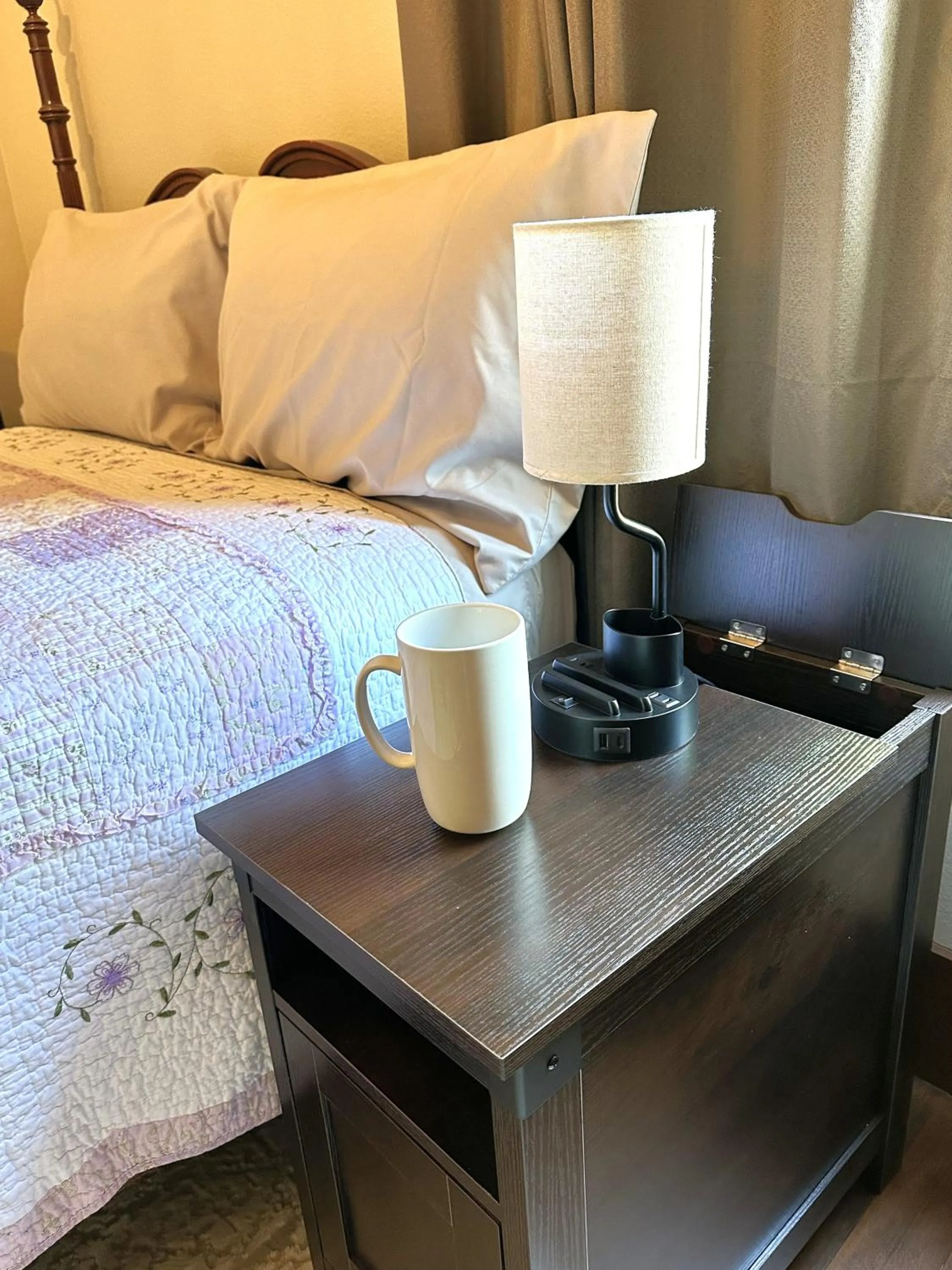 Bed in The Pearl Inn Bed and Breakfast