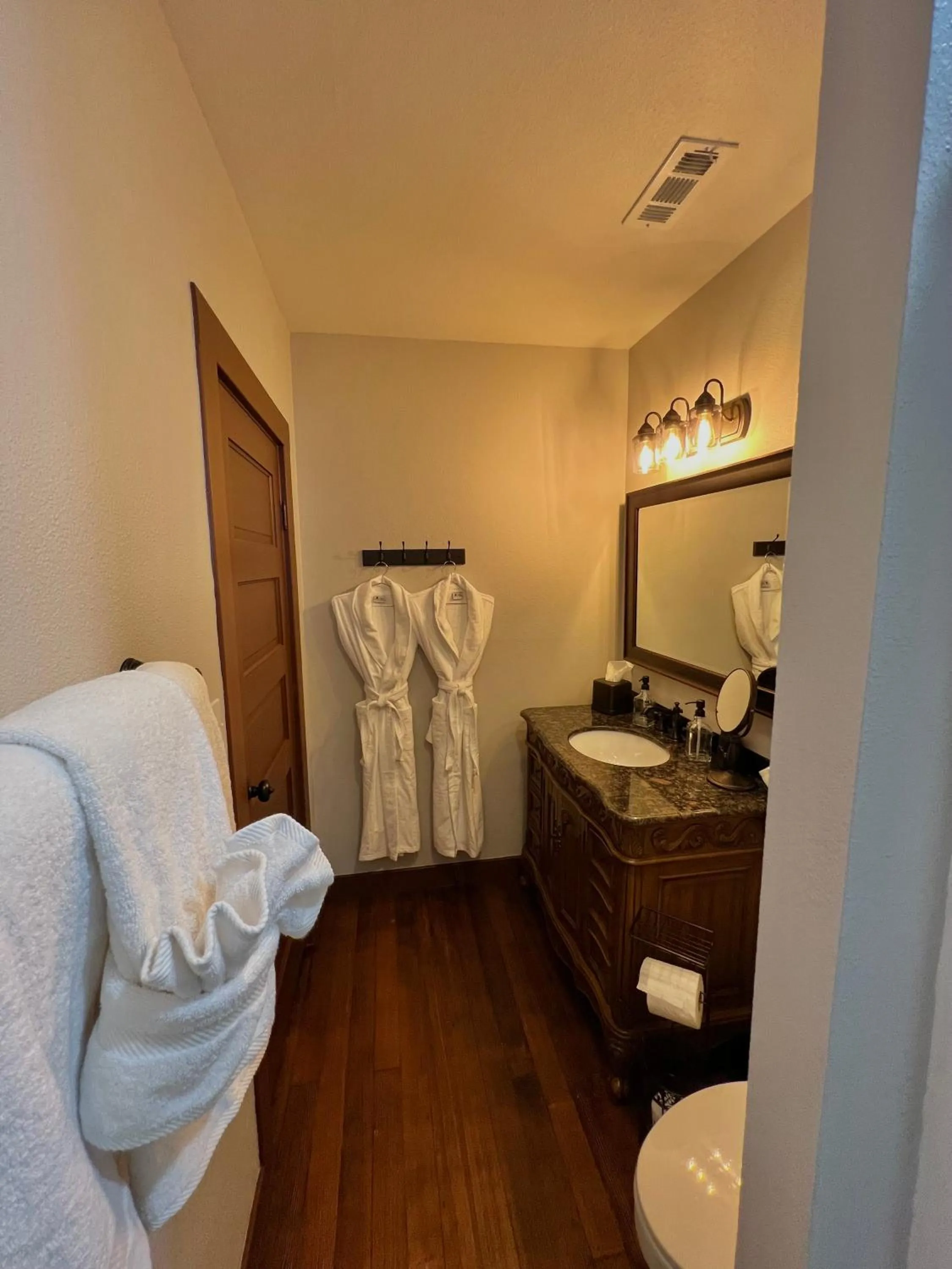 Bathroom in The Pearl Inn Bed and Breakfast