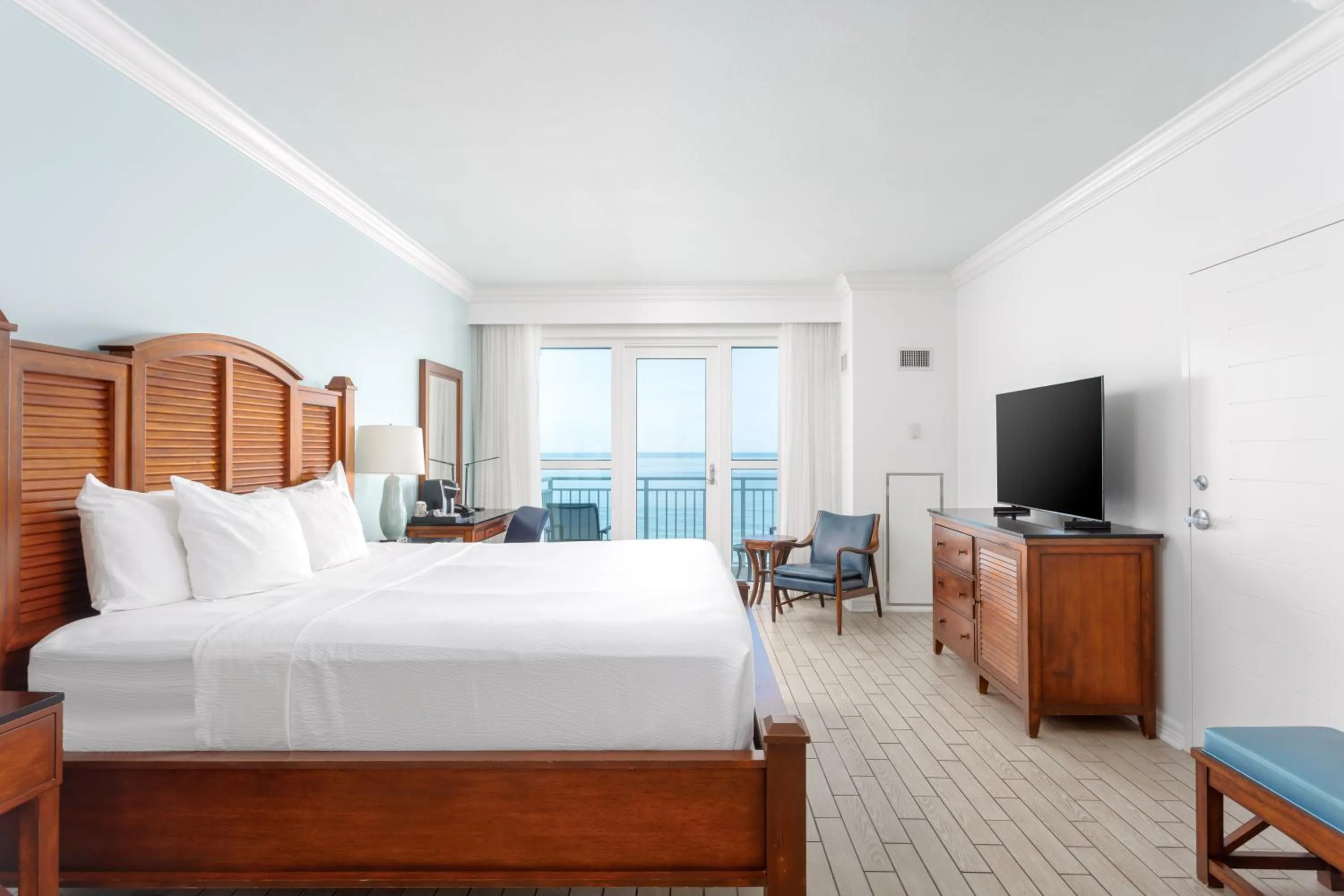 Guests, Bed in The Pensacola Beach Resort