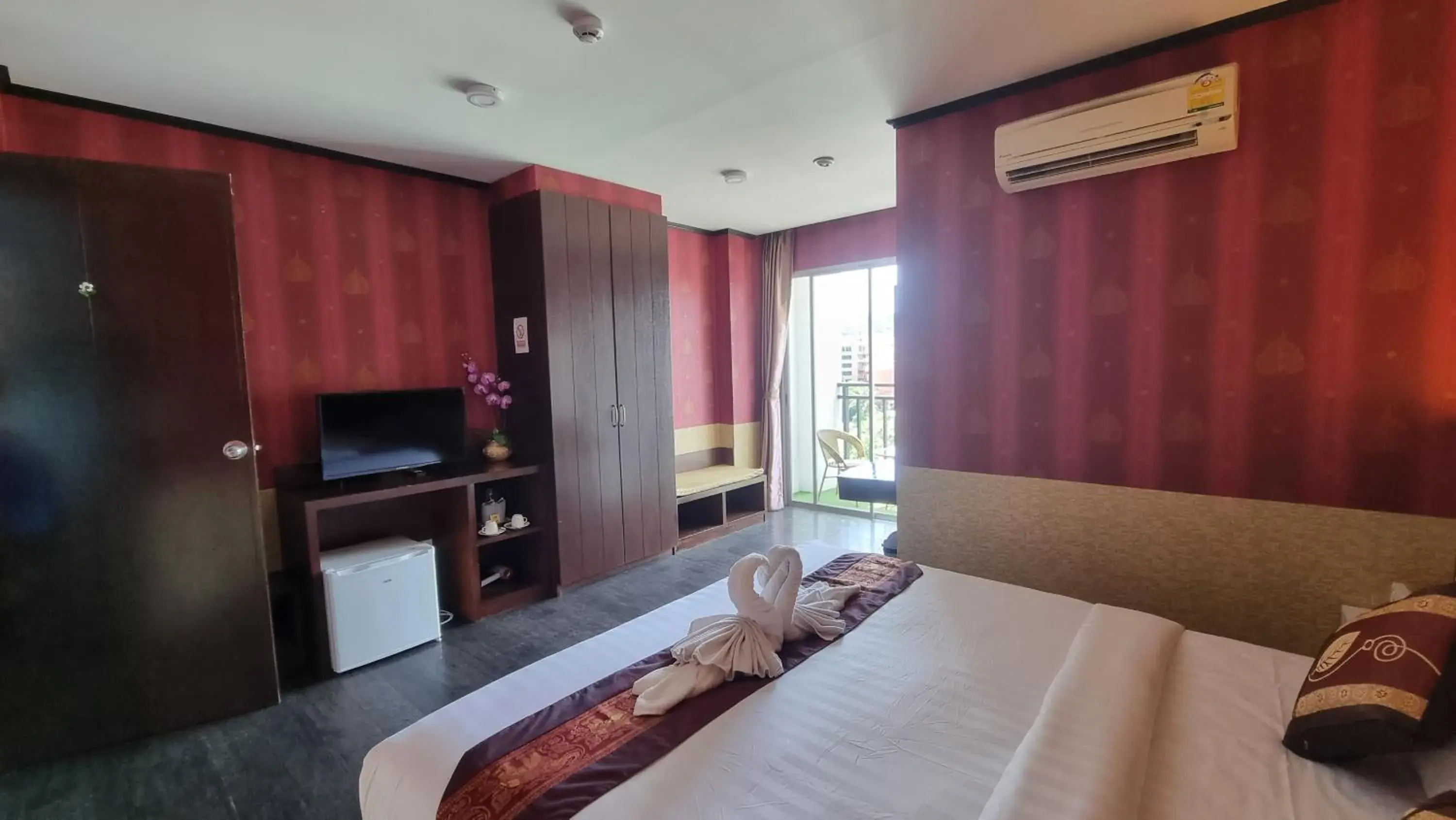 Superior Double or Twin Room with City View in Sereneburi Patong Residence Superior Double or Twin Room with City View in Sereneburi Patong Residence