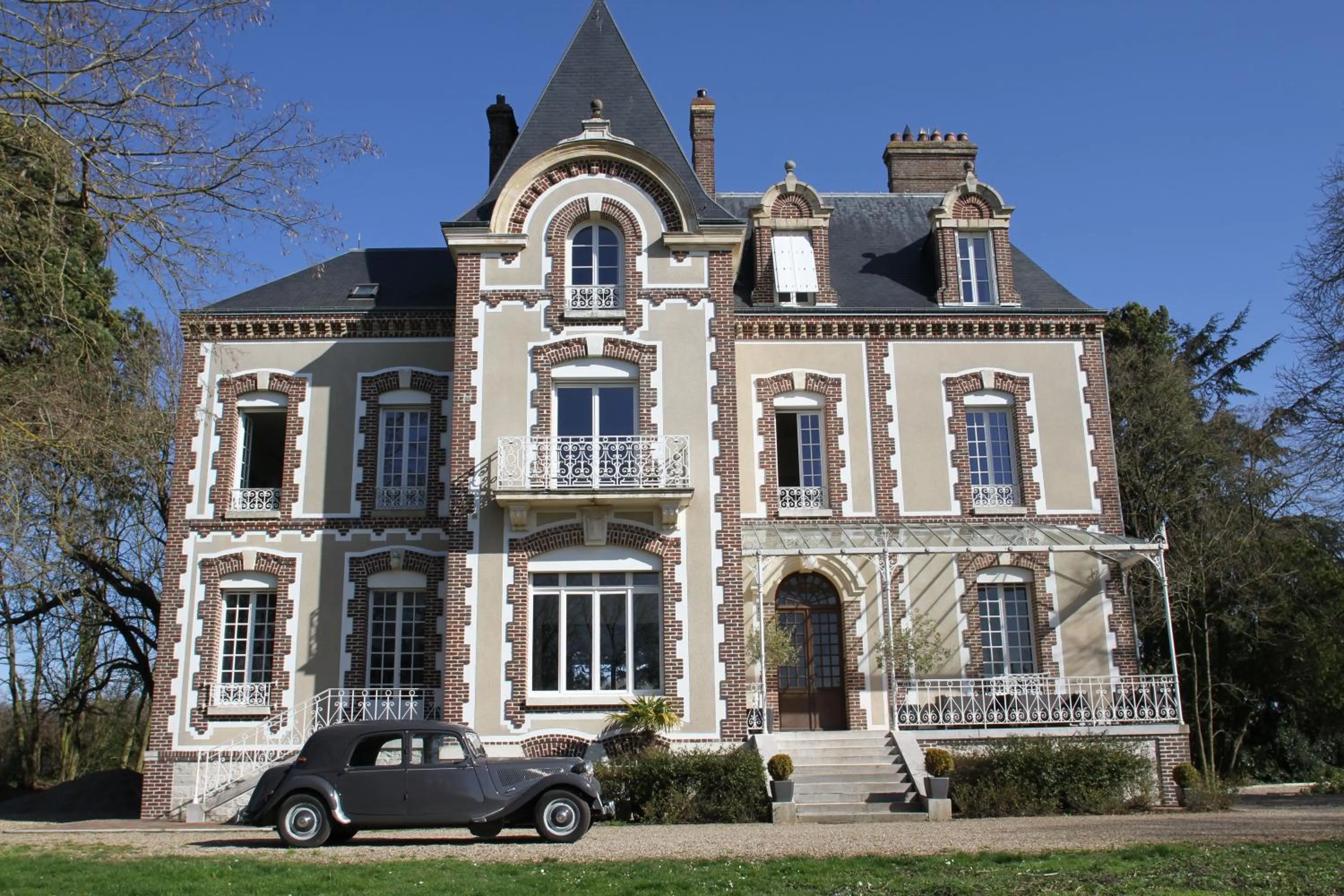 Facade/entrance in Château de la Folie