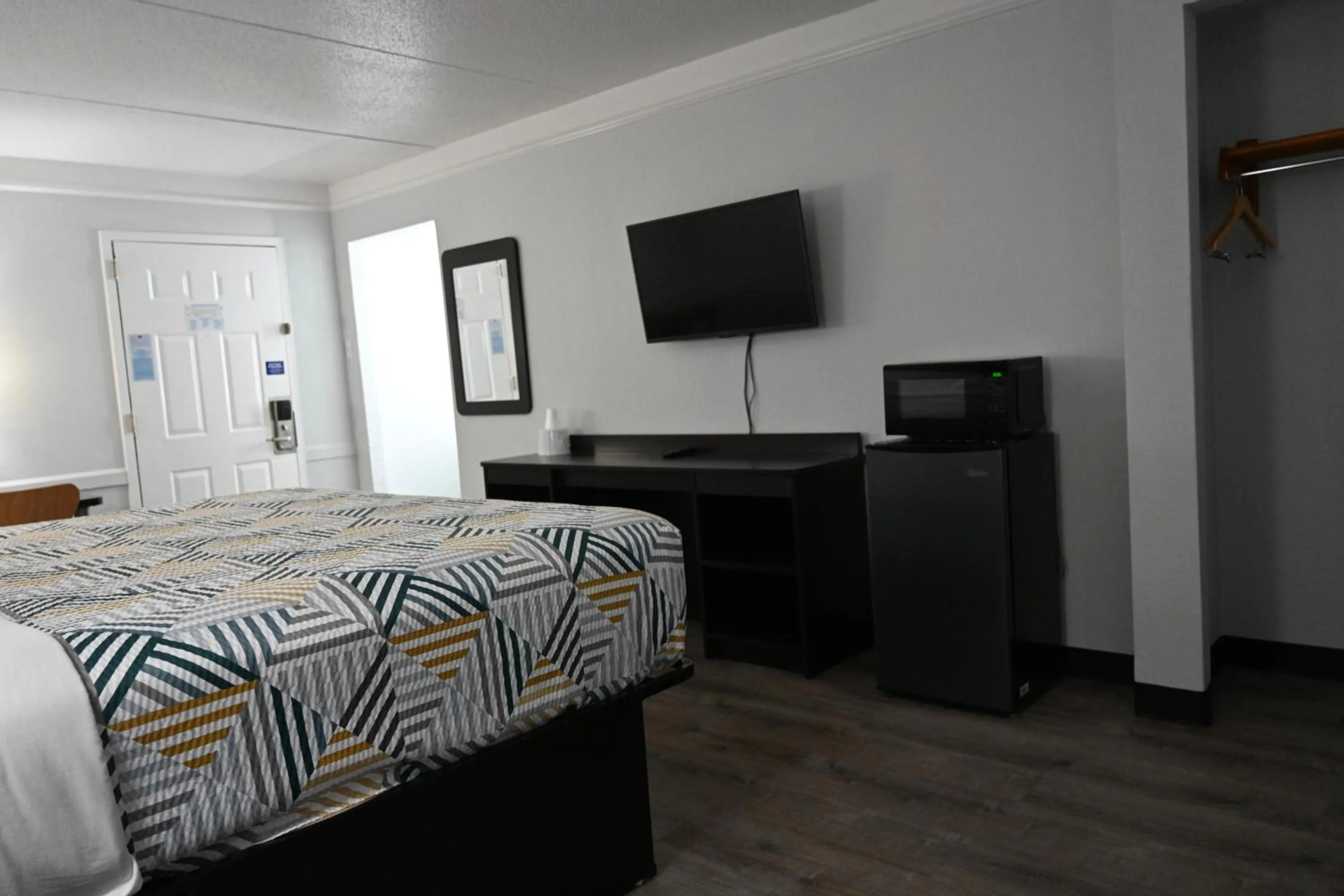 Guests, Bed in Motel 6-Hazelwood, MO