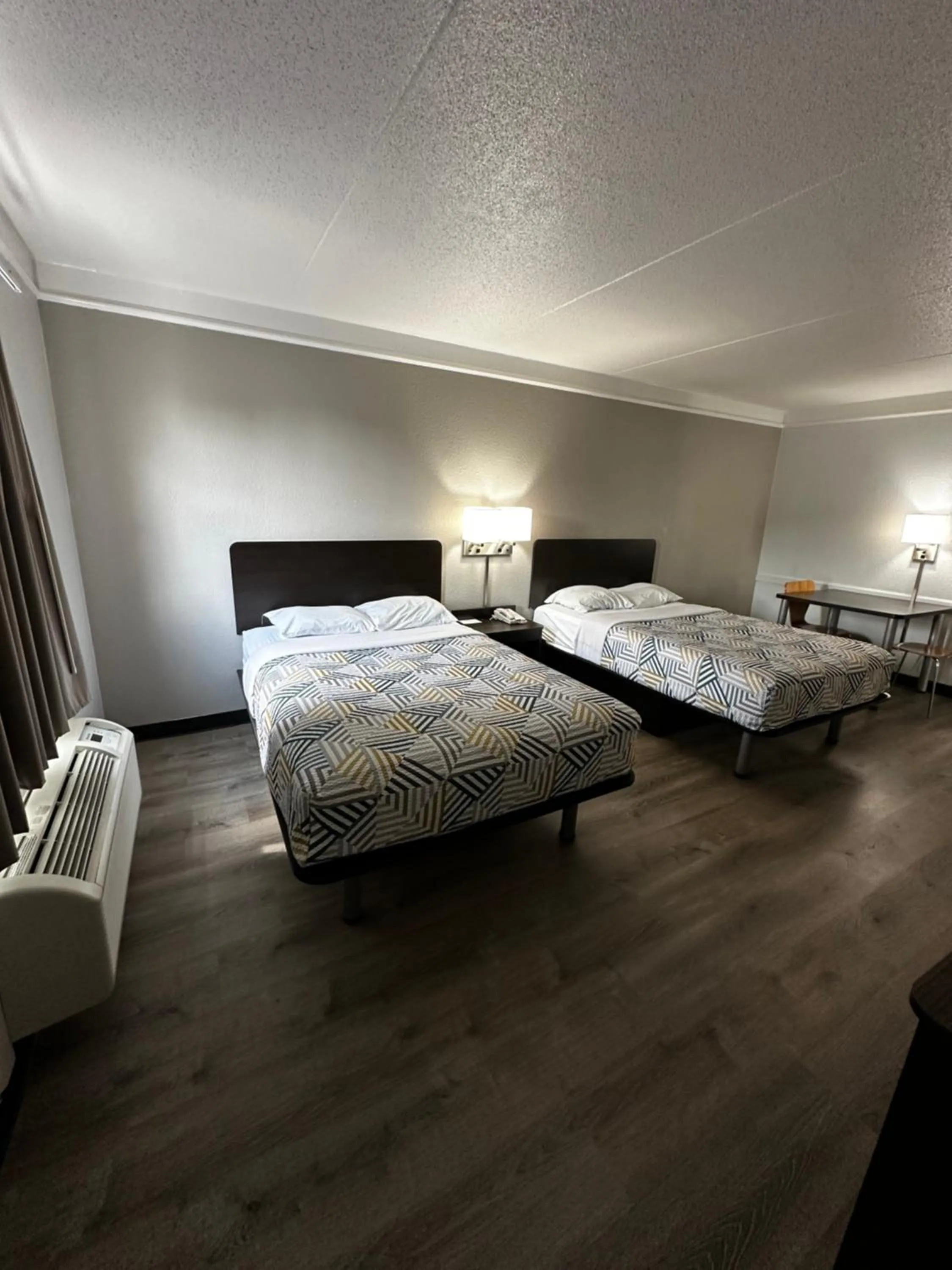 Guests, Bed in Motel 6-Hazelwood, MO