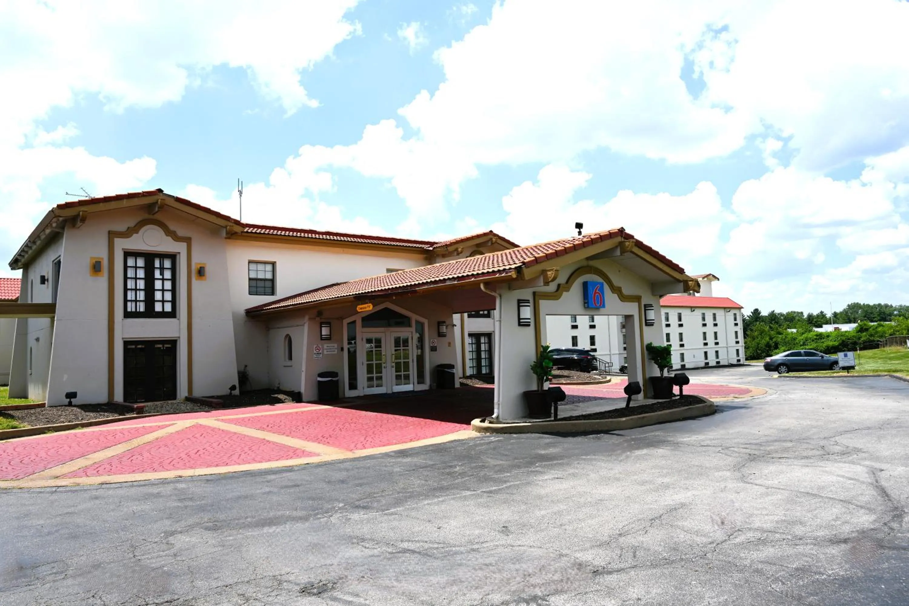 Property building in Motel 6-Hazelwood, MO