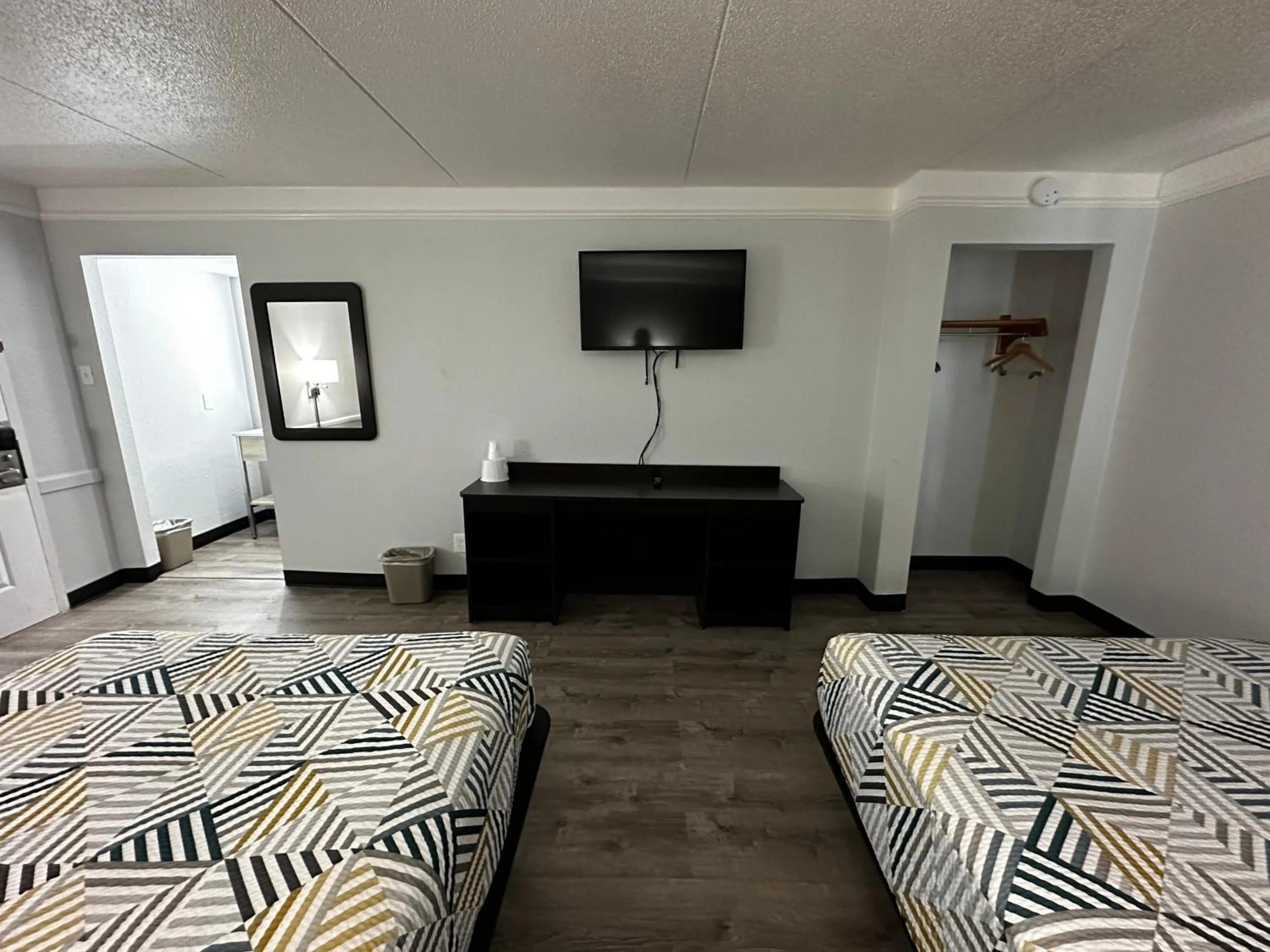 Guests, Bed in Motel 6-Hazelwood, MO