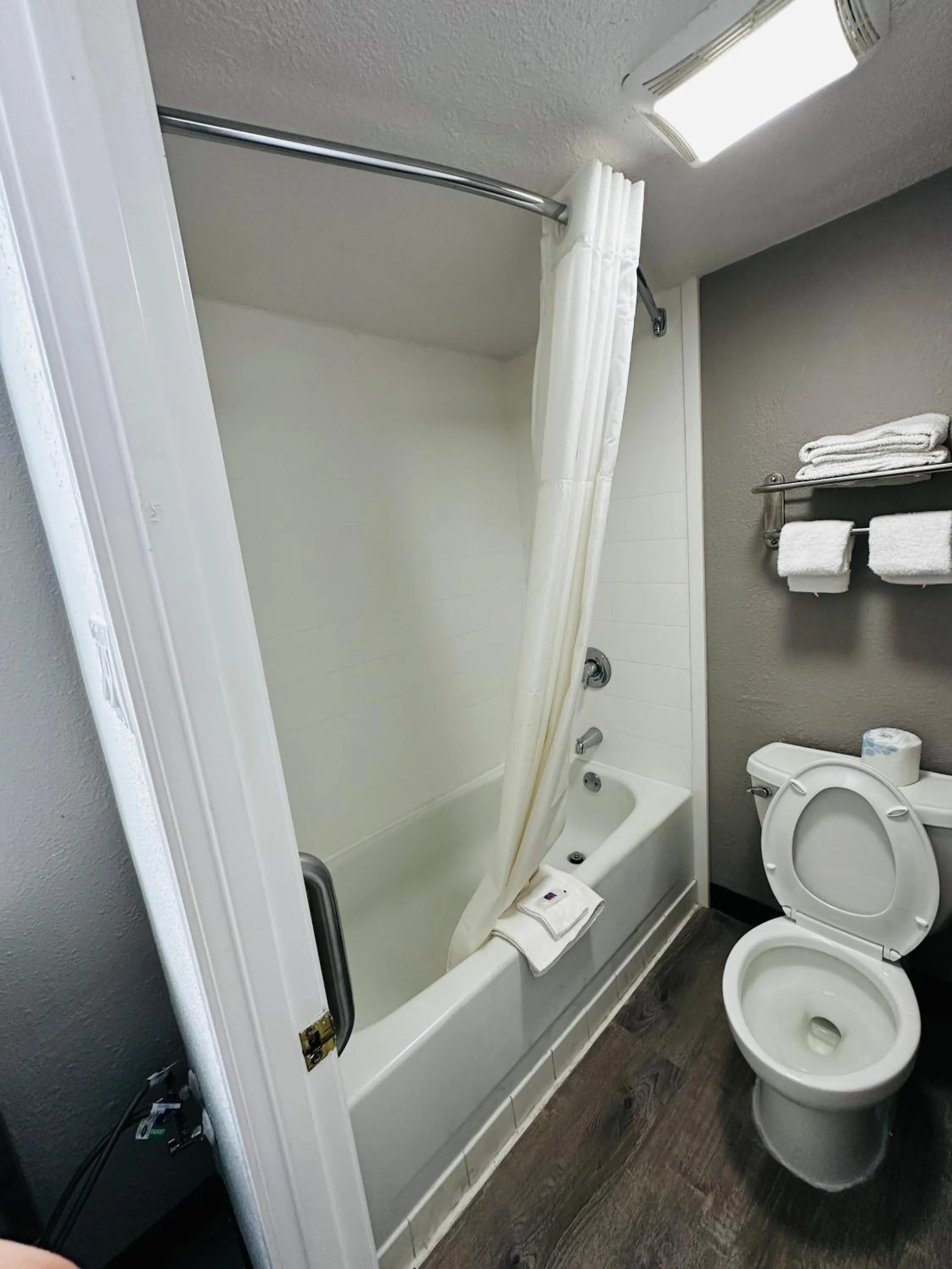 Bathroom in Motel 6-Hazelwood, MO