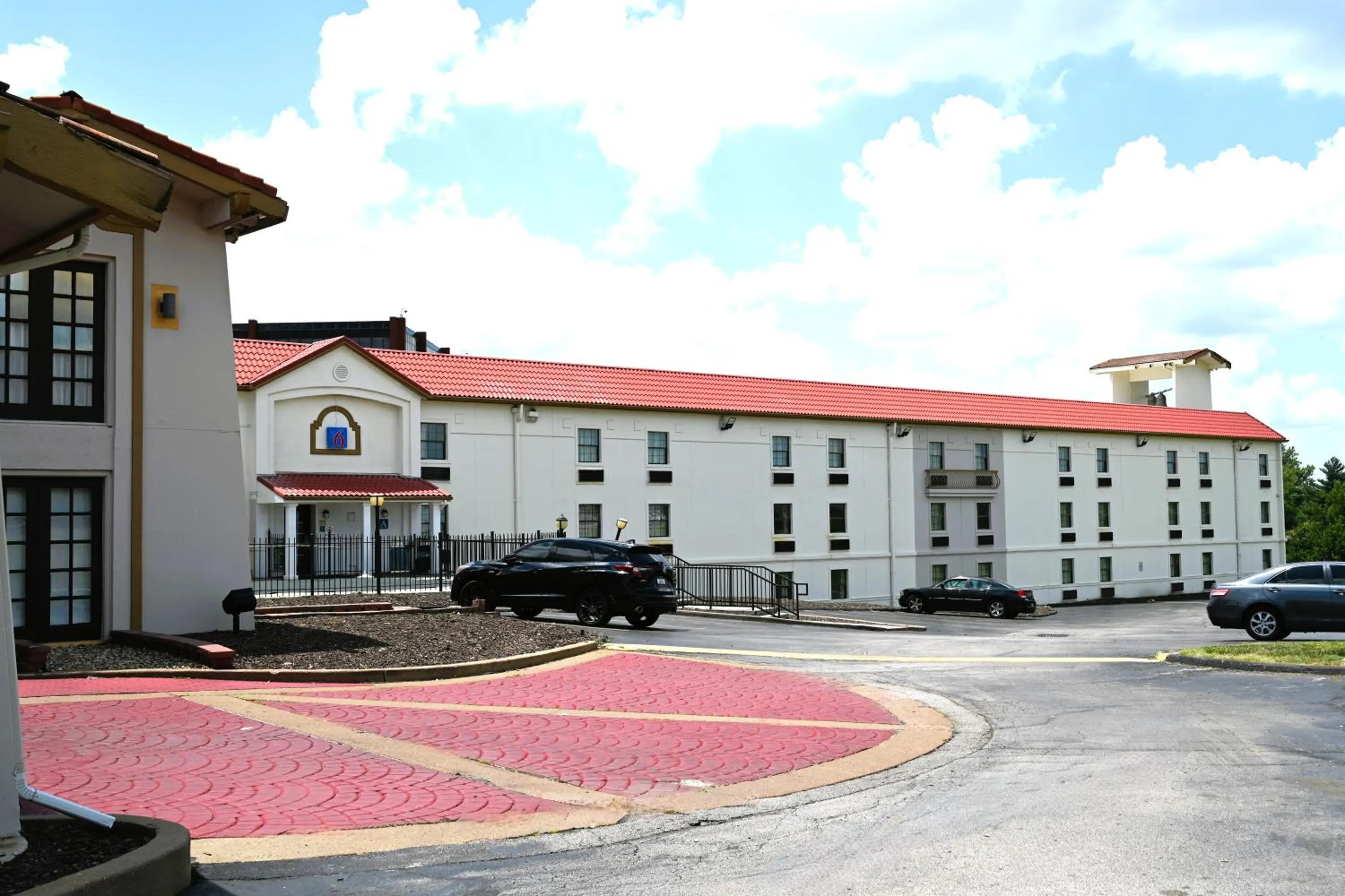Property building in Motel 6-Hazelwood, MO