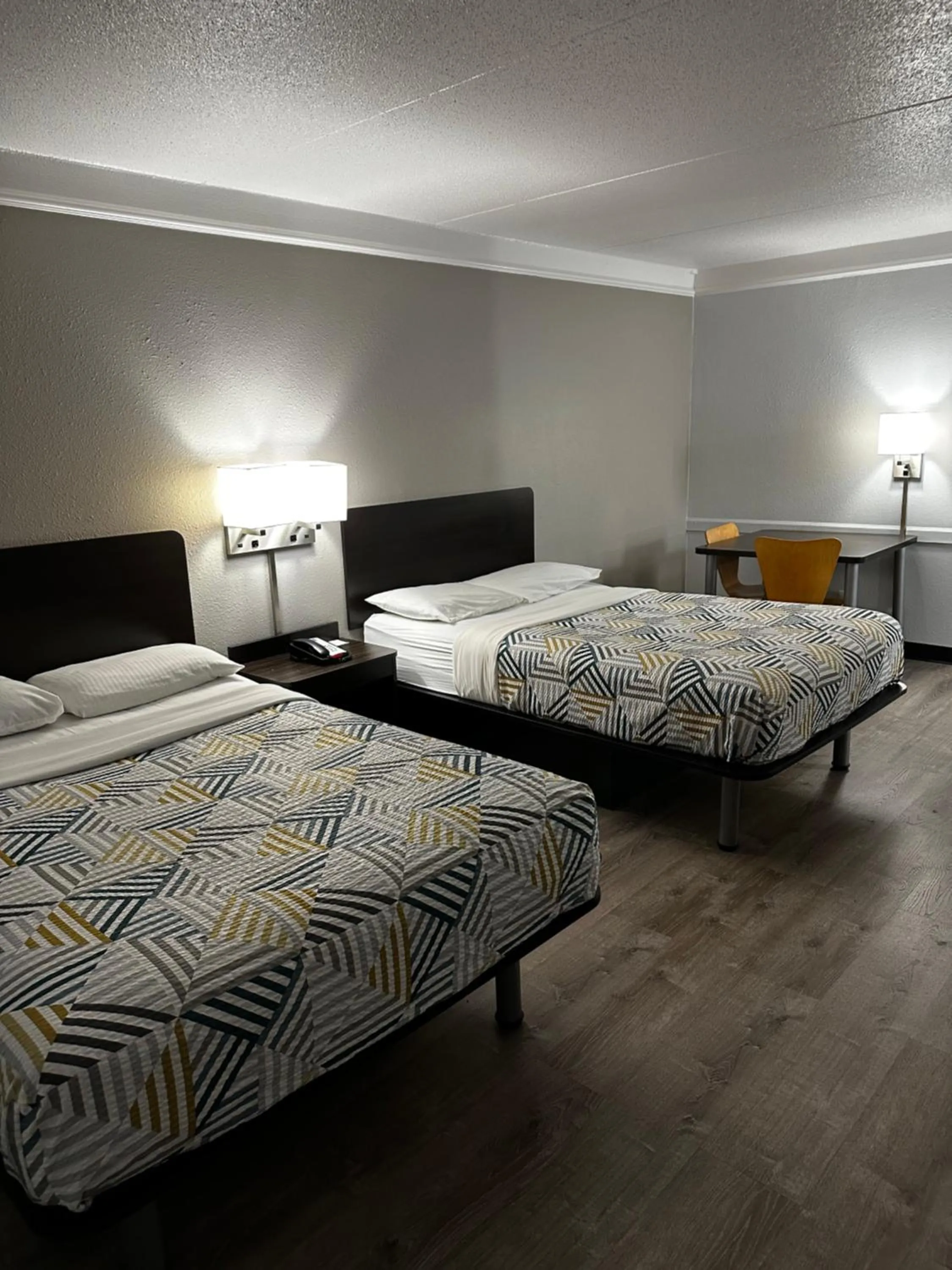 Guests, Bed in Motel 6-Hazelwood, MO