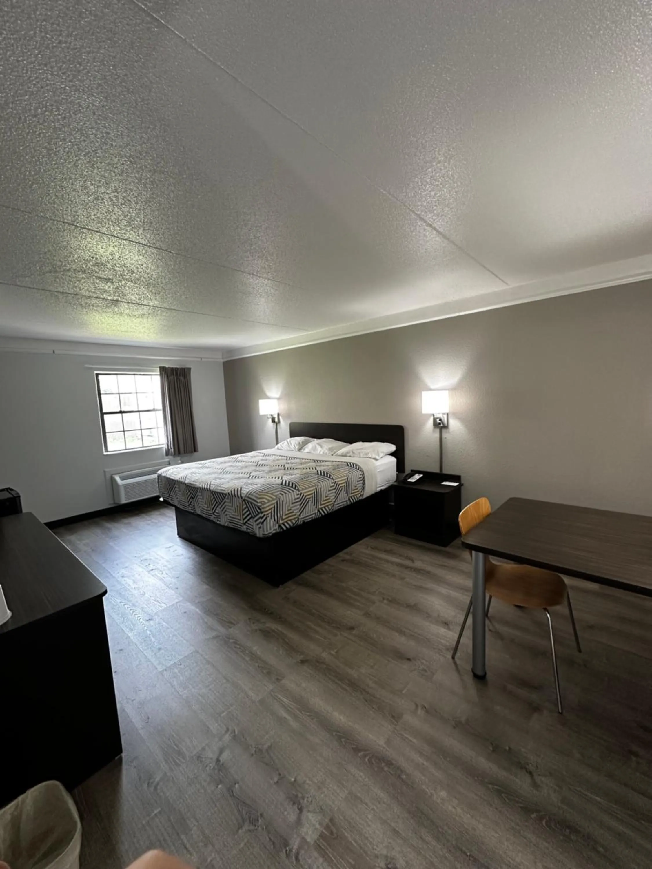 Guests, Bed in Motel 6-Hazelwood, MO