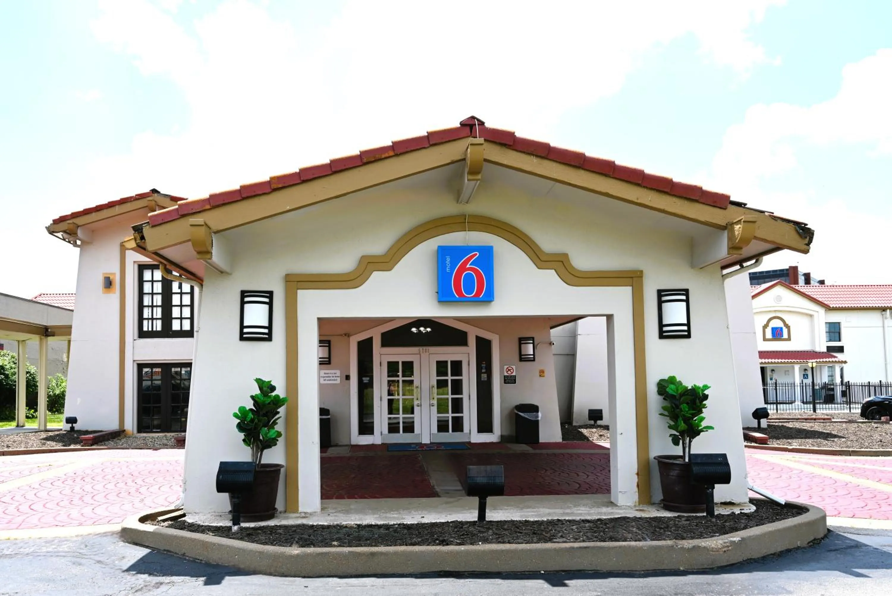 Property building in Motel 6-Hazelwood, MO