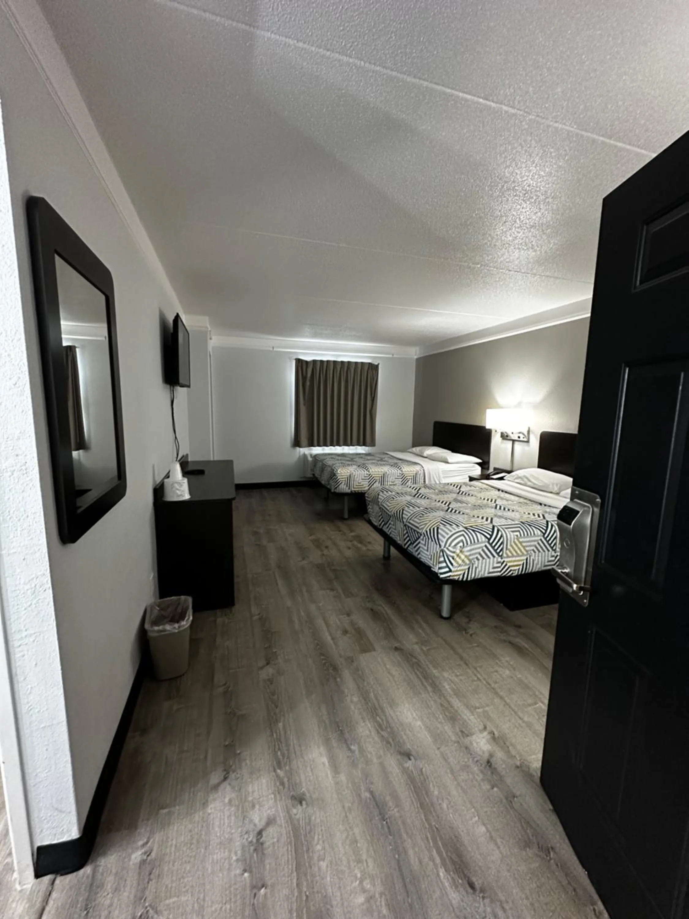 Guests, Bed in Motel 6-Hazelwood, MO