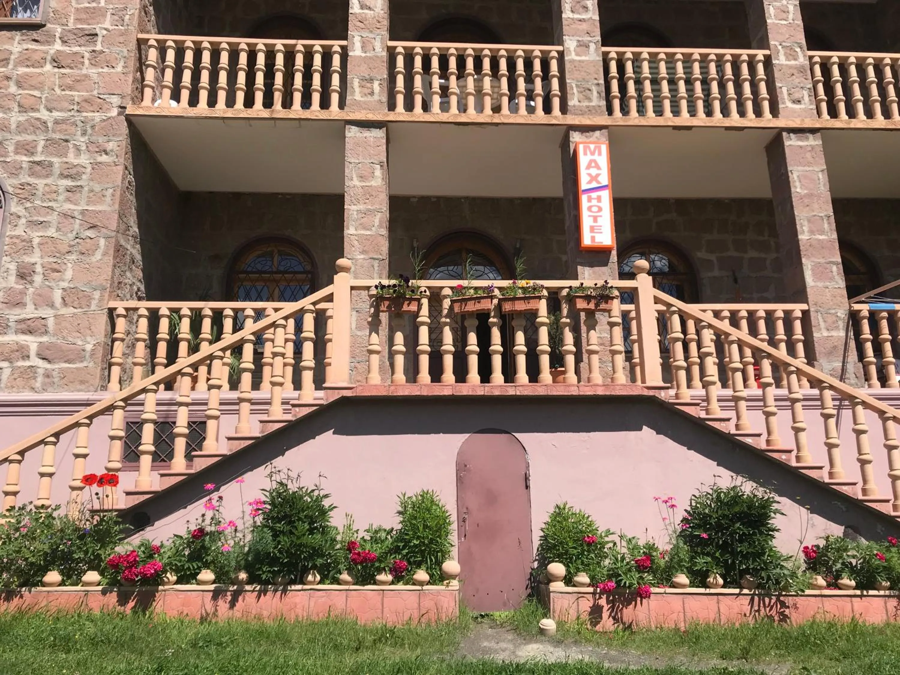 Garden in Max Hotel Gogi Alibegashvili