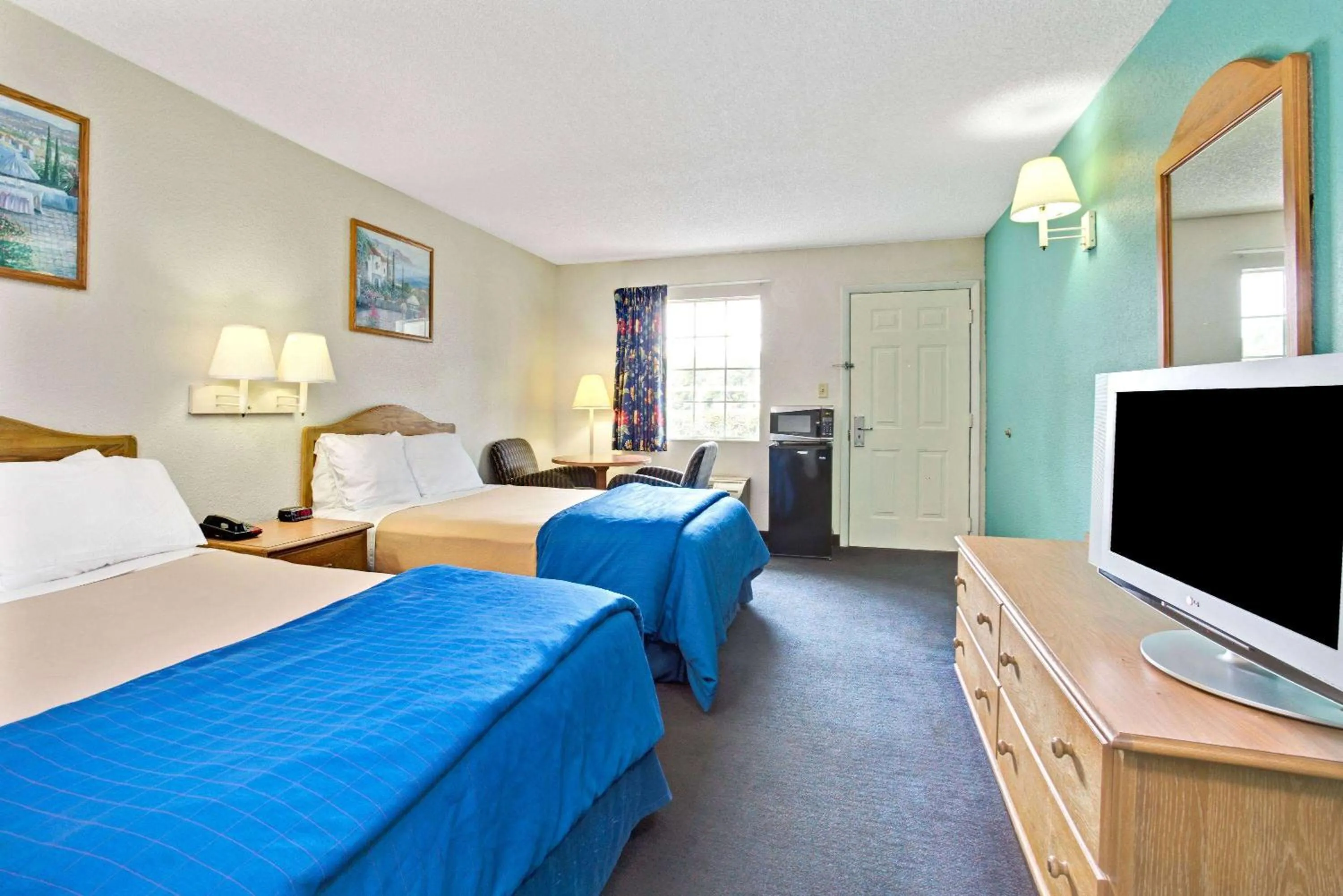 Photo of the whole room, Bed in Travelodge Suites by Wyndham MacClenny I-10