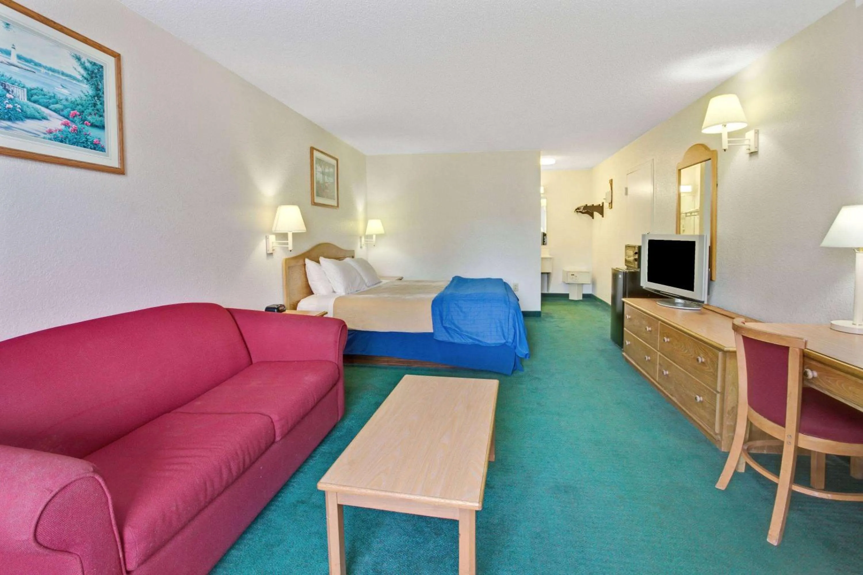 Photo of the whole room in Travelodge Suites by Wyndham MacClenny I-10