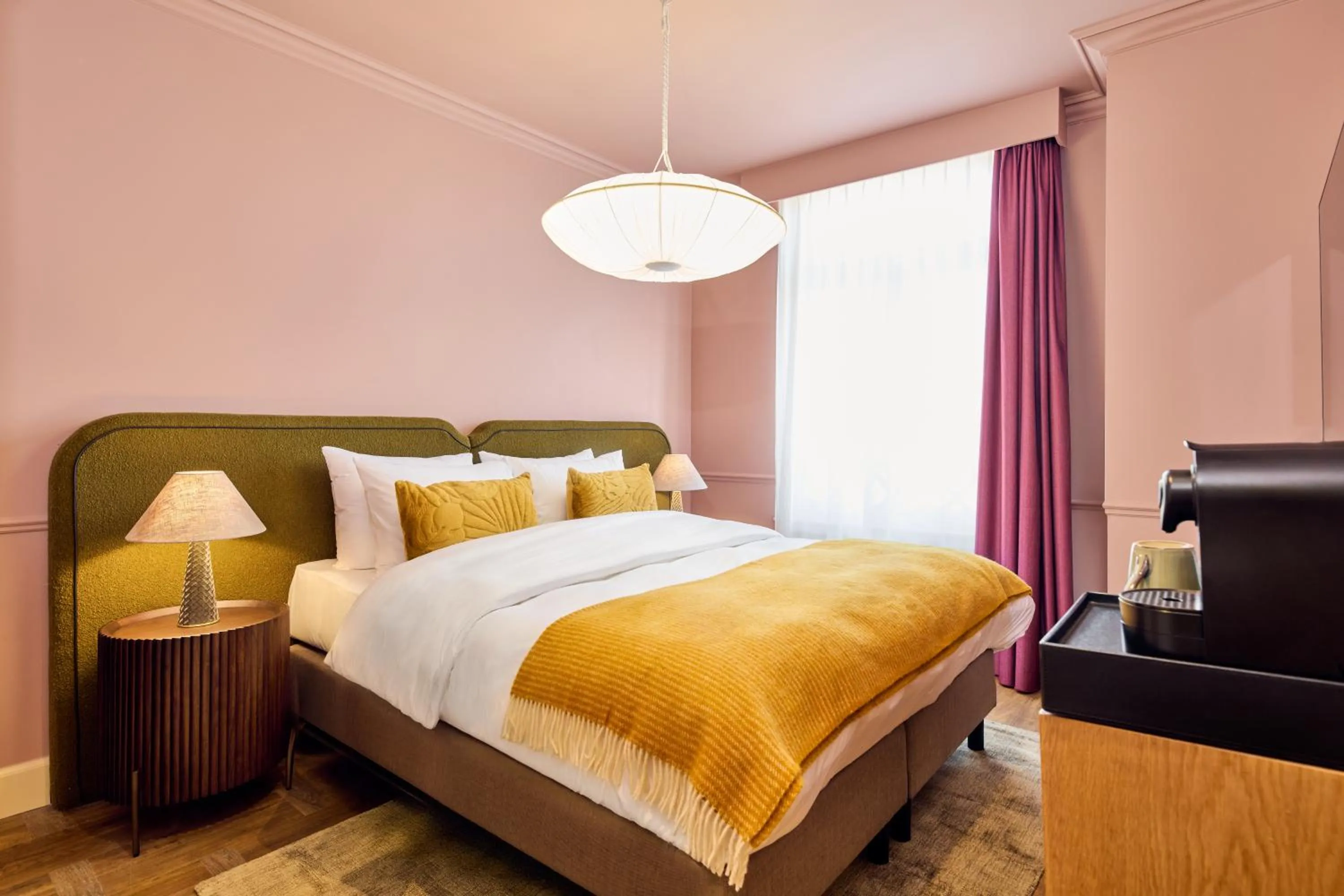 Bed in ARQ Paleis Hotel