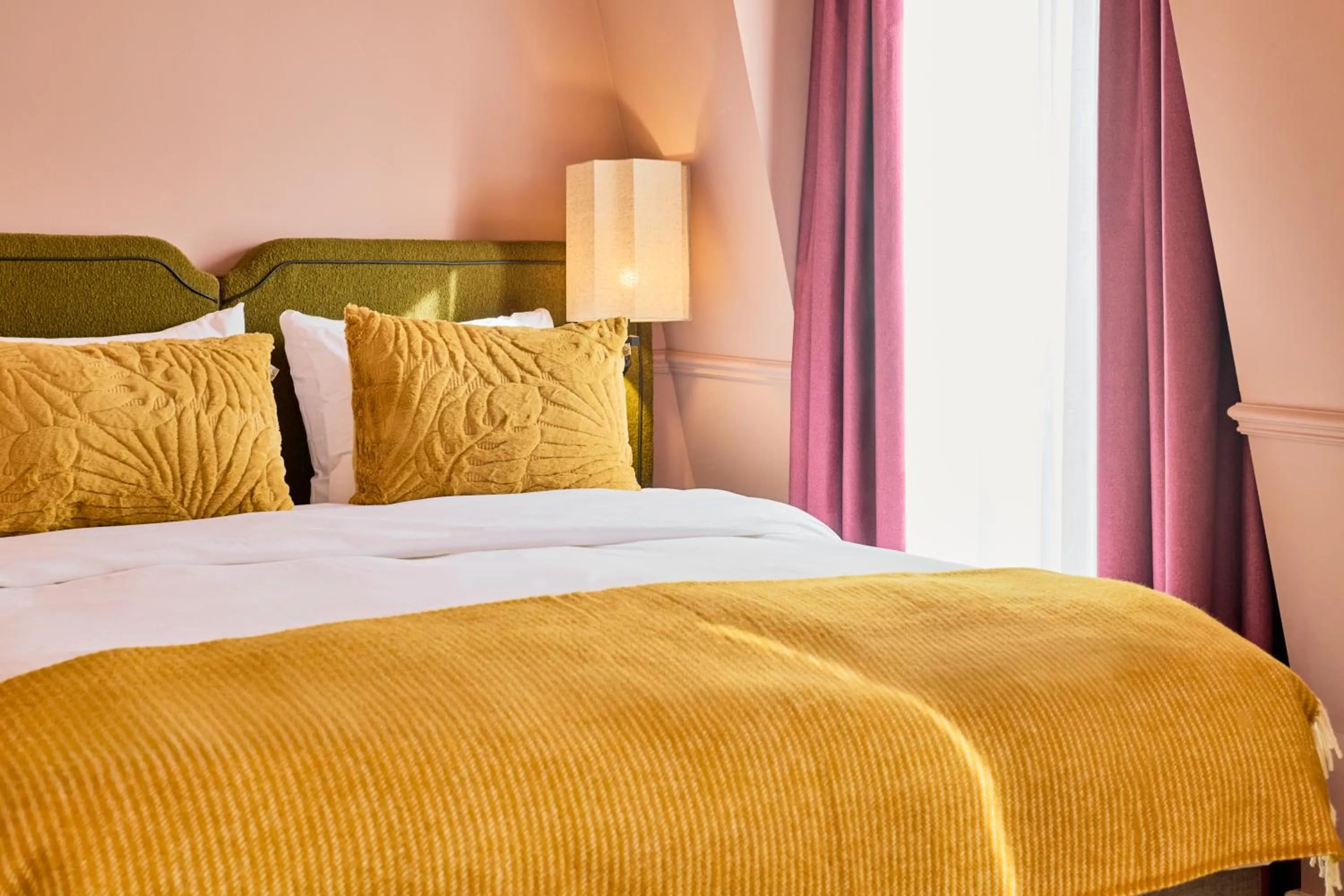 Bed in ARQ Paleis Hotel