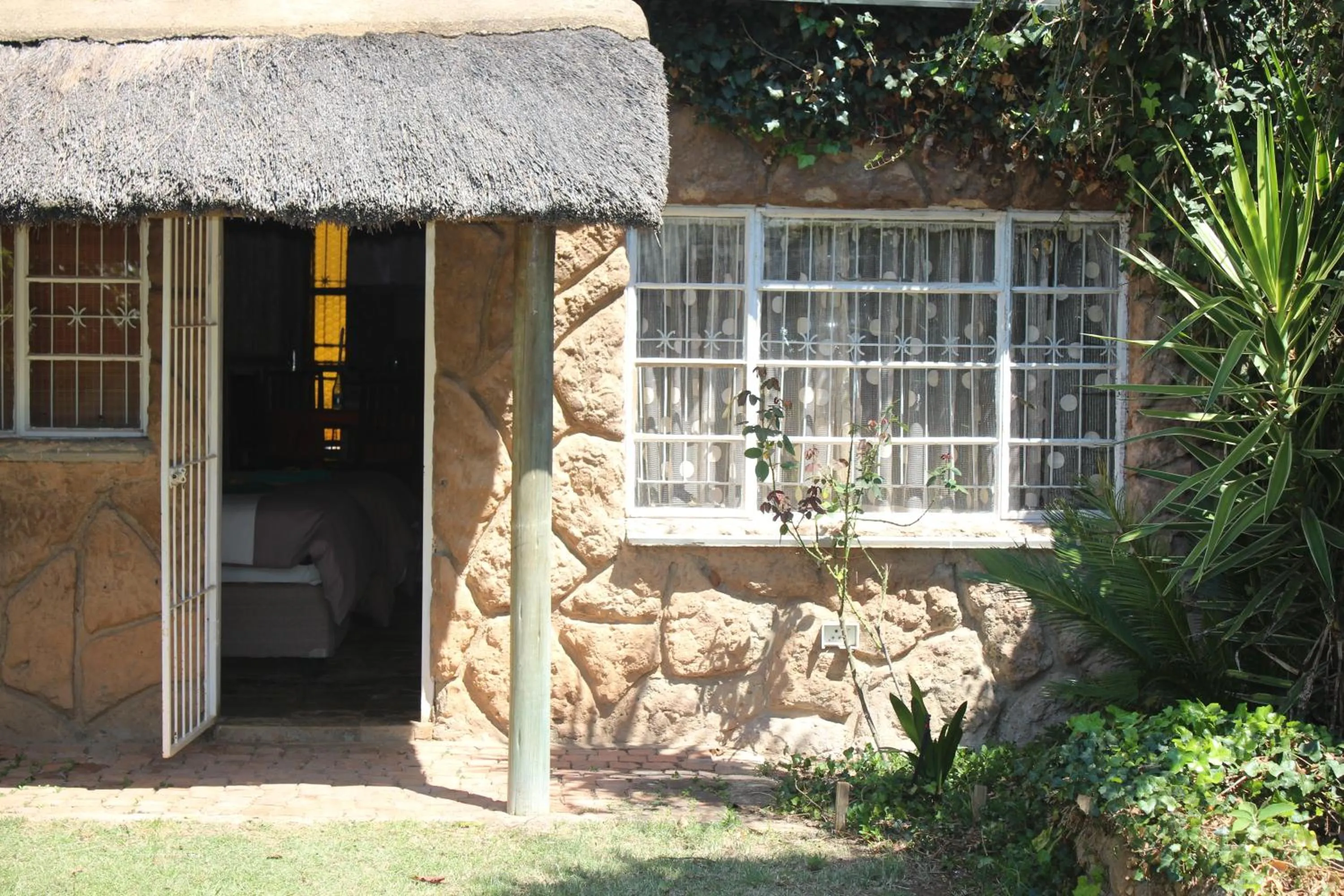 Emahlathini Guest Farm