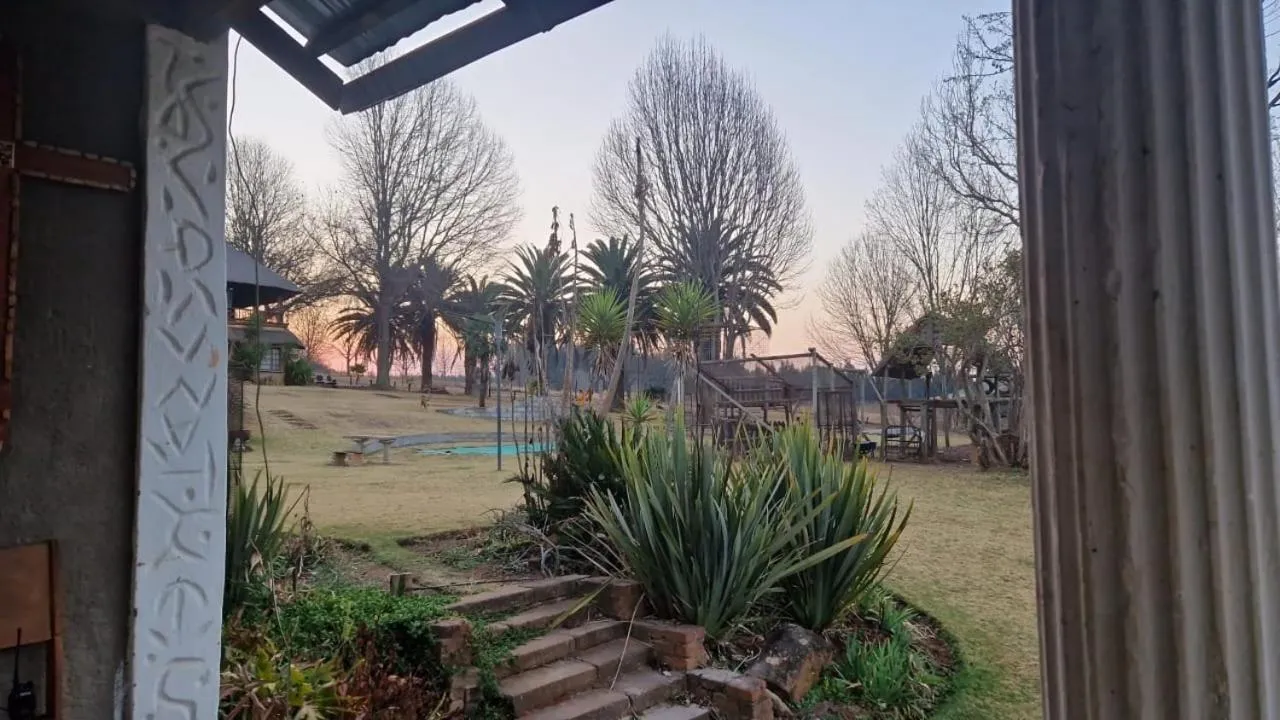 Emahlathini Guest Farm