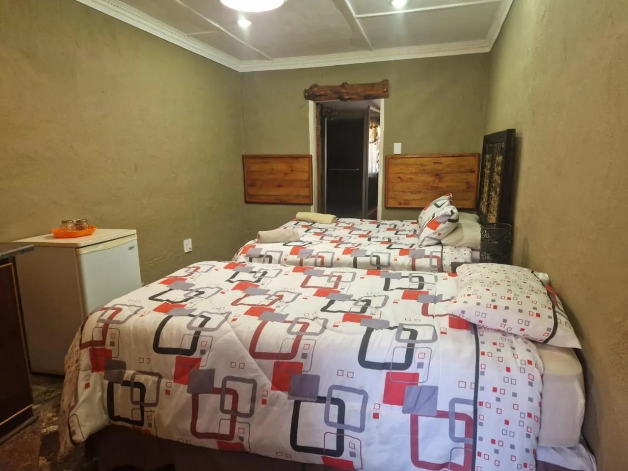 Emahlathini Guest Farm