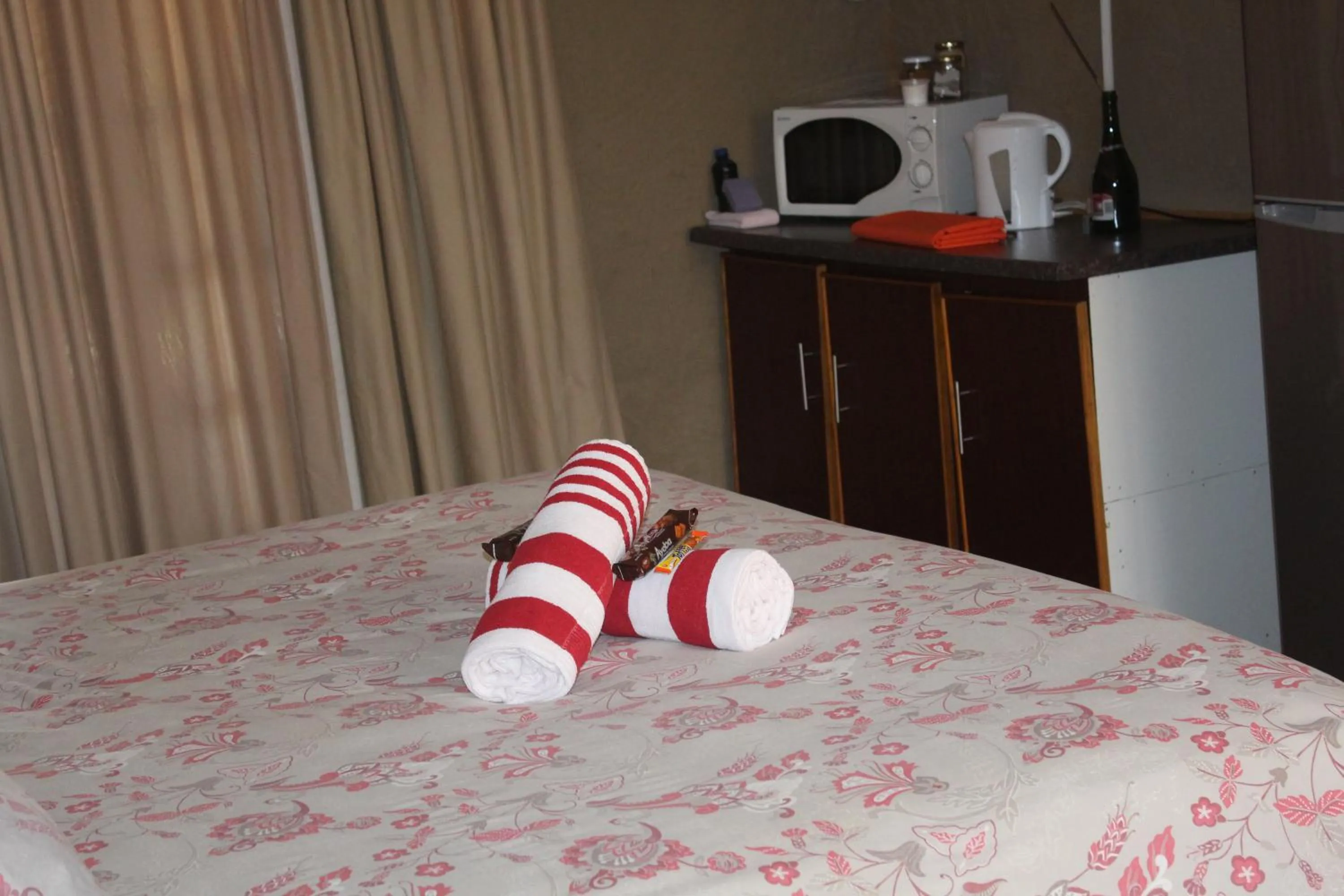 Emahlathini Guest Farm