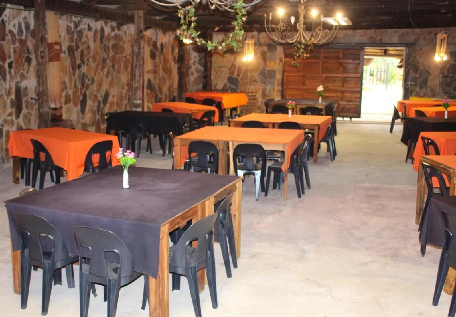 Emahlathini Guest Farm