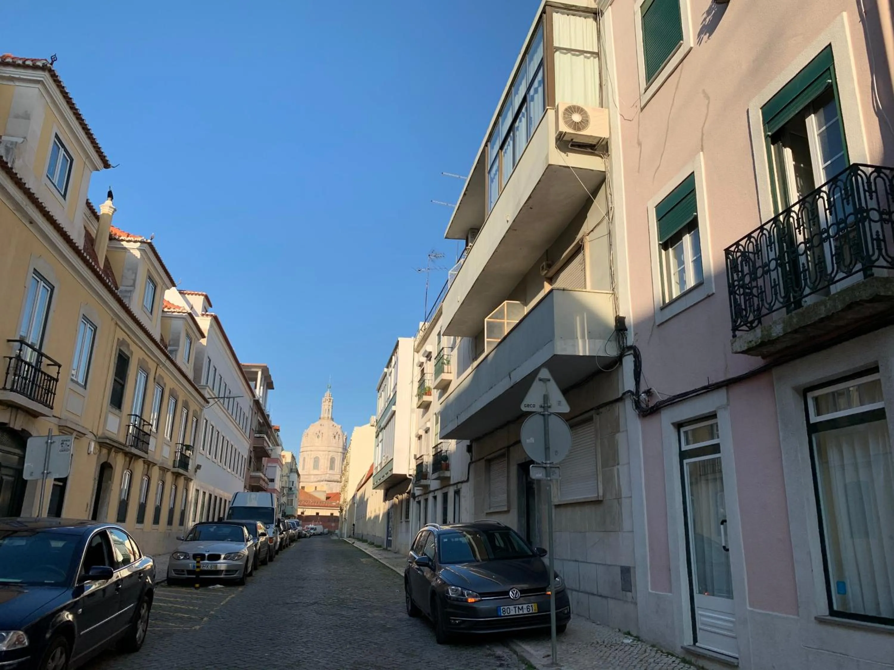 Quiet street view in Discovery Apartment Estrela
