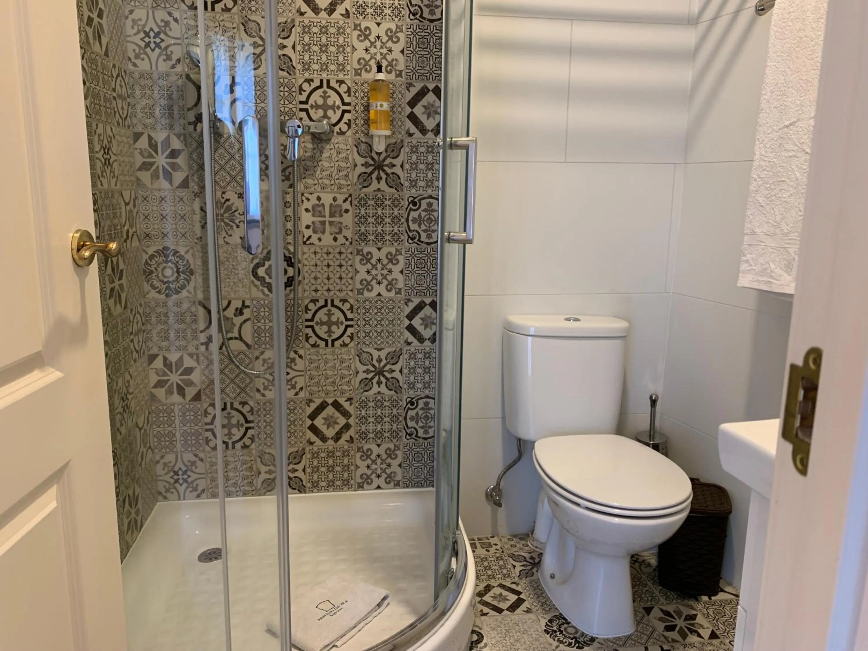 Bathroom in Discovery Apartment Estrela