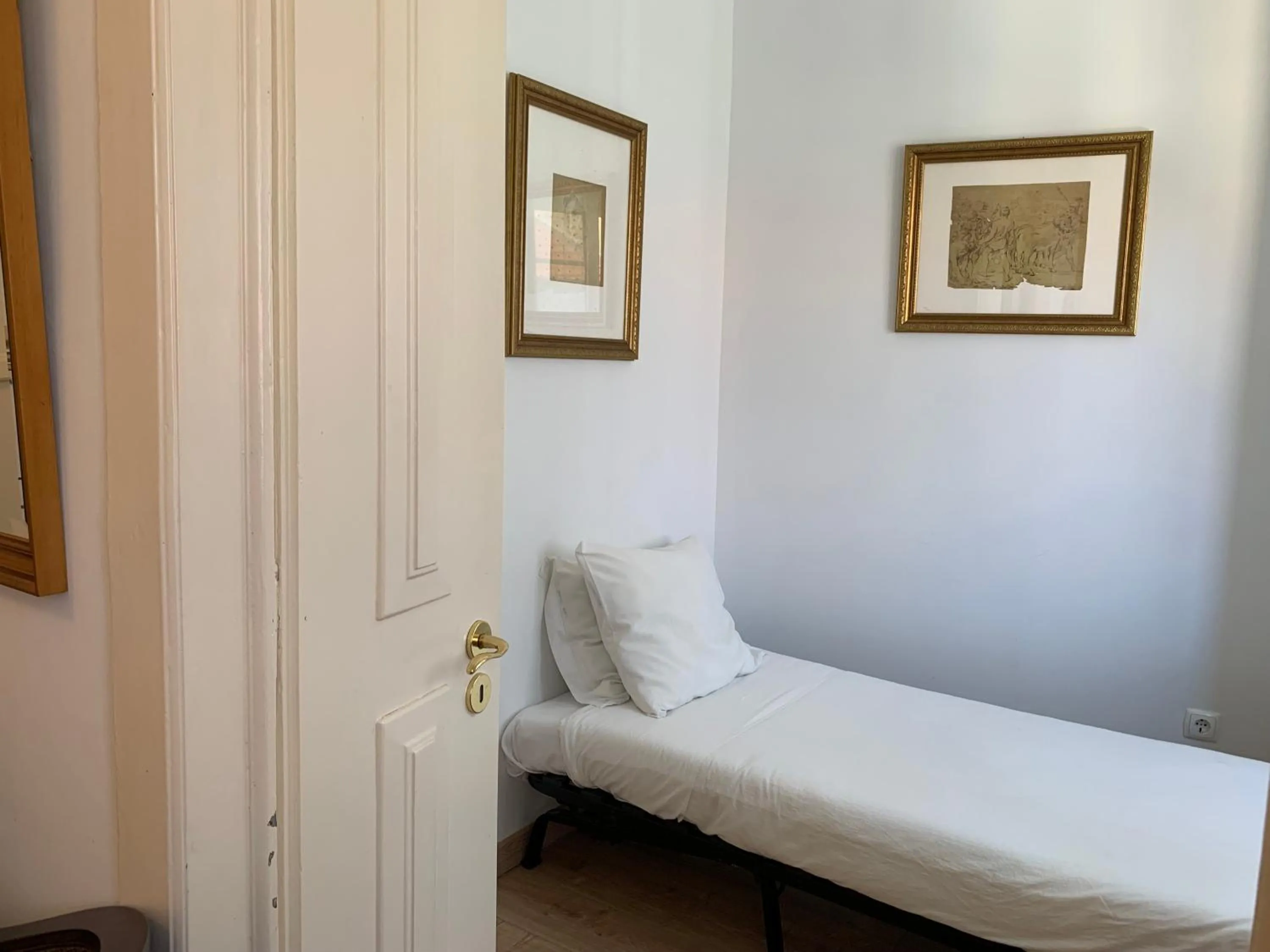 Bed in Discovery Apartment Estrela