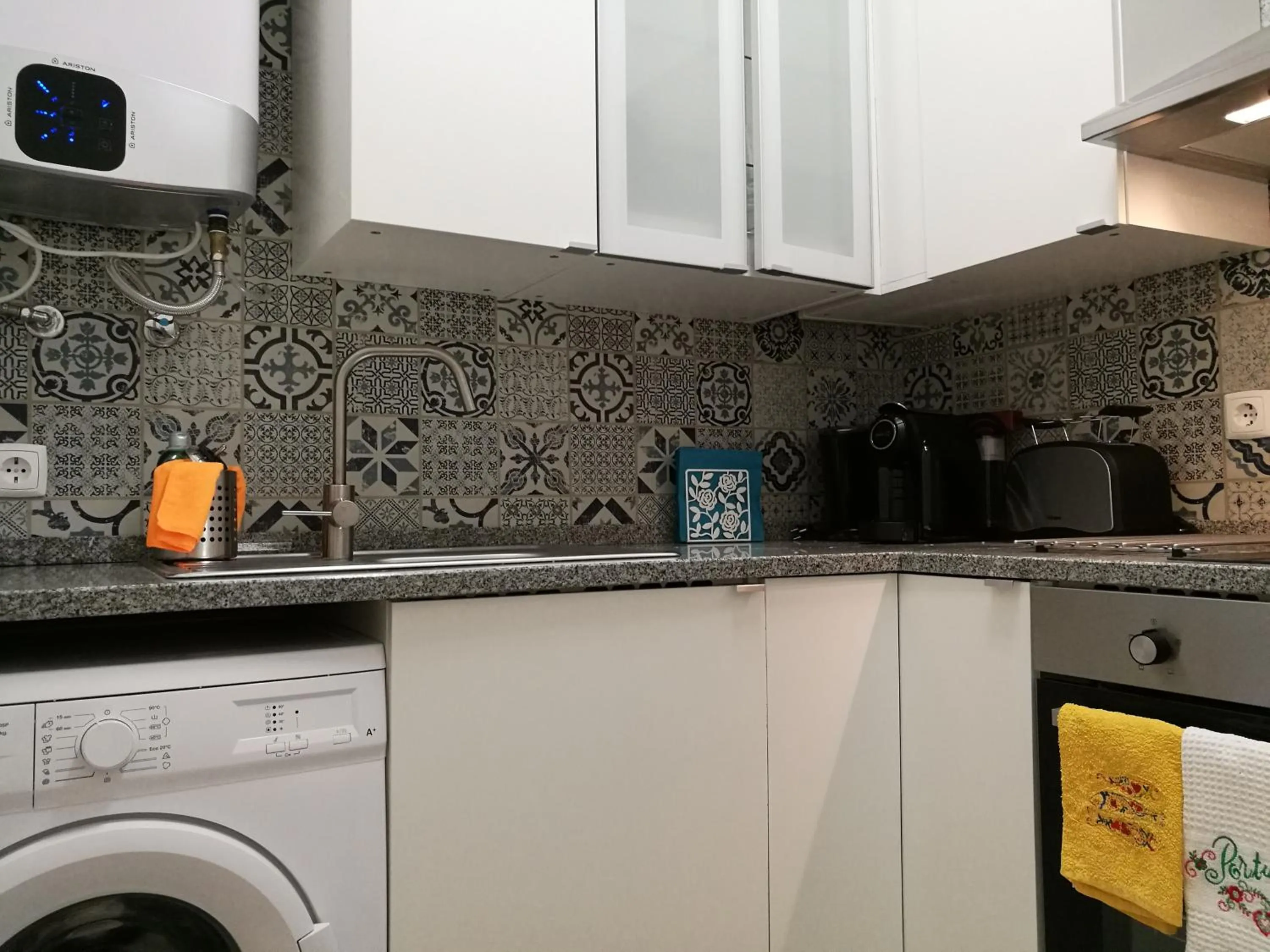 Communal kitchen in Discovery Apartment Estrela