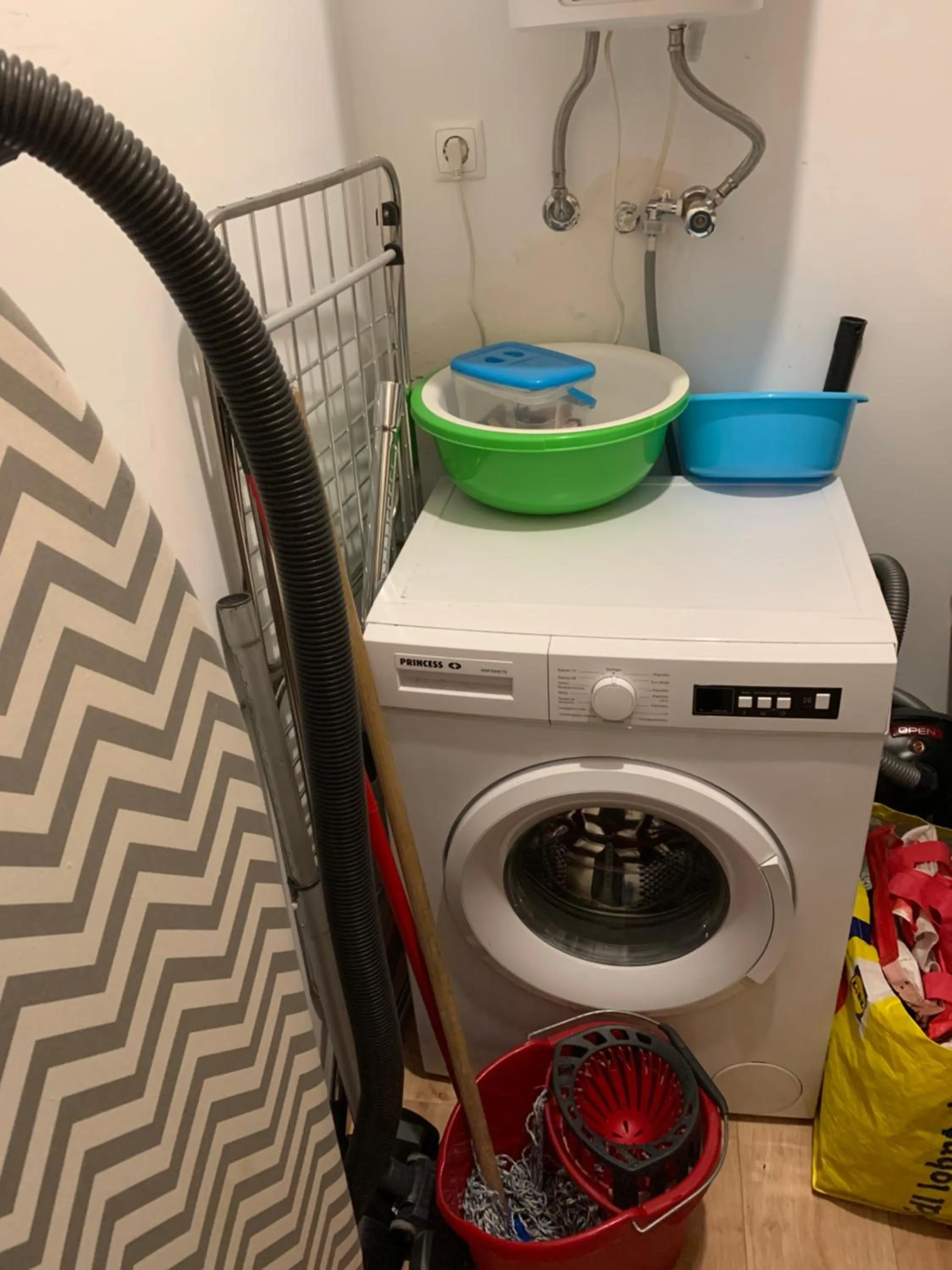 washing machine in Discovery Apartment Estrela