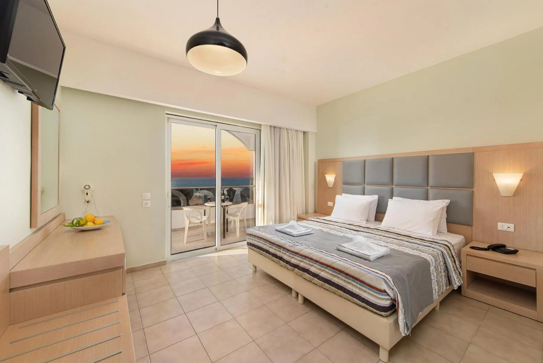 Bed in Sunny Days Hotel