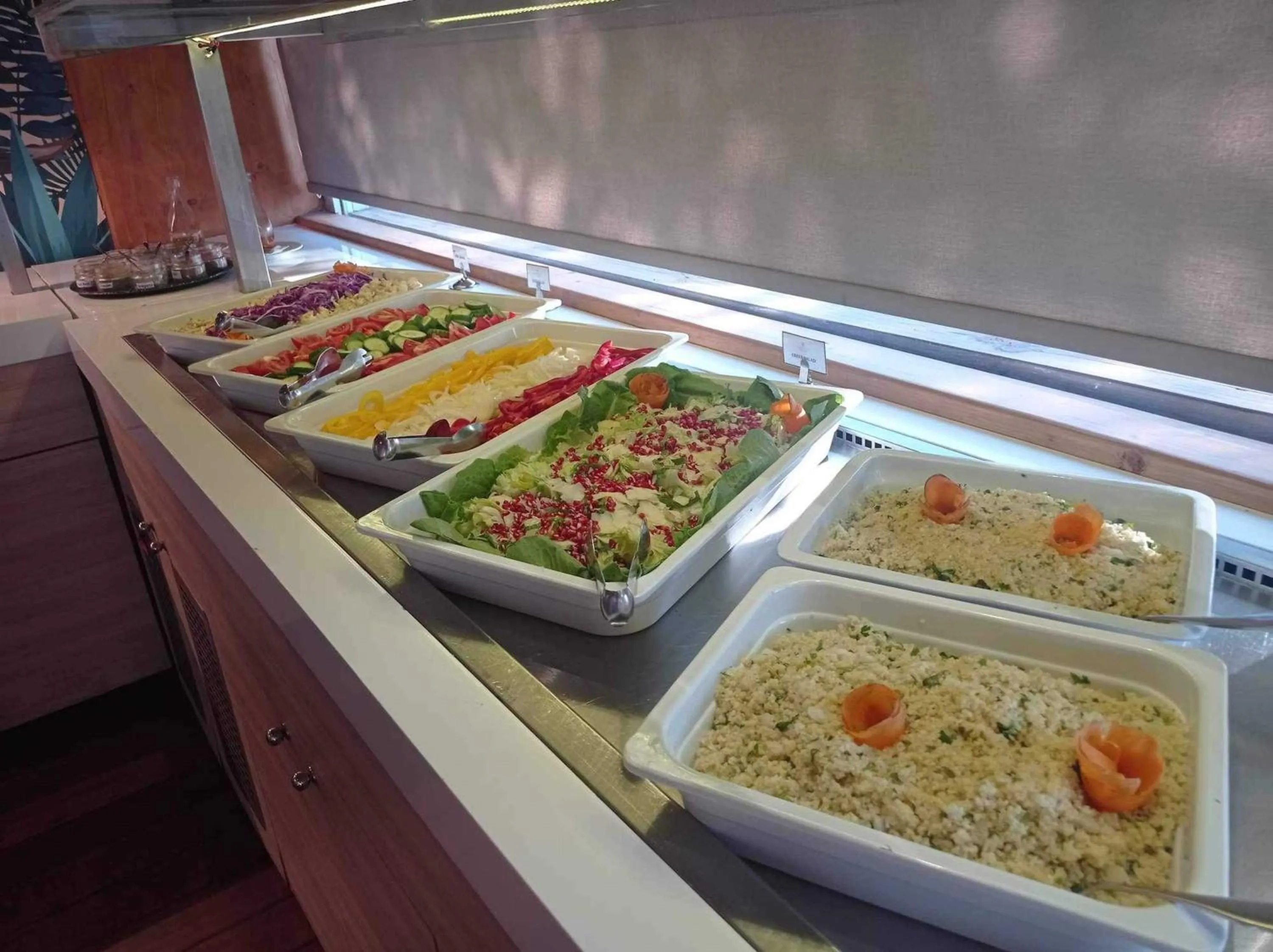 Restaurant/places to eat in Sunny Days Hotel