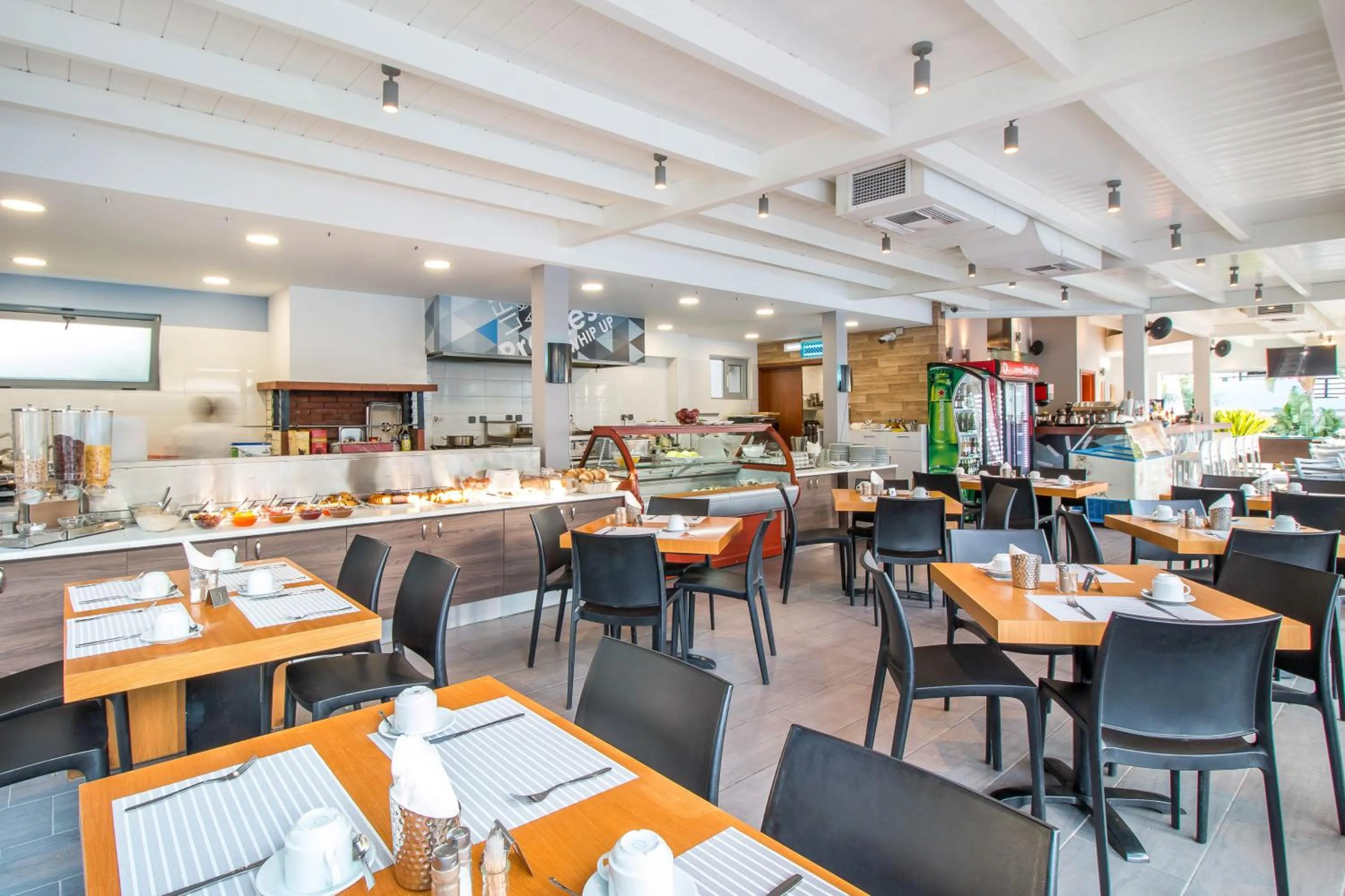 Restaurant/places to eat in Sunny Days Hotel