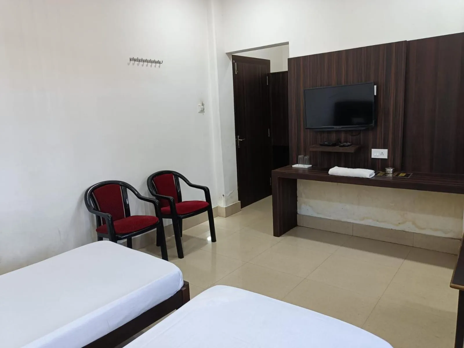 Communal lounge/ TV room, Bed in Kusum Hotel