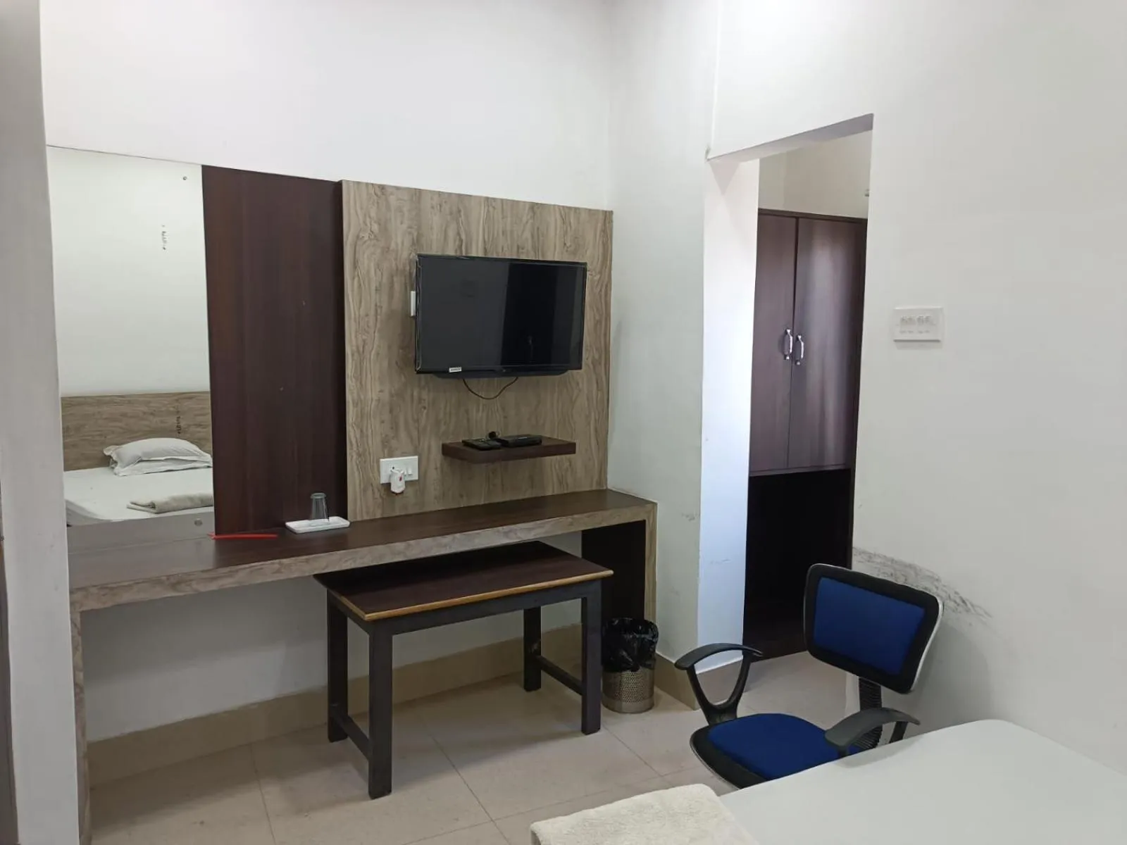 TV and multimedia, Bed in Kusum Hotel