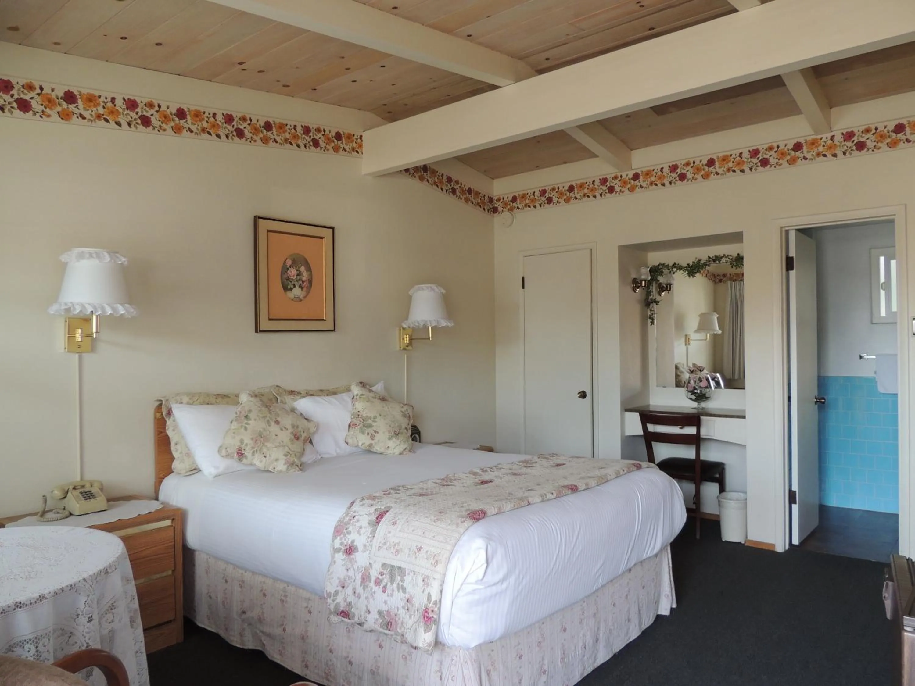 Photo of the whole room, Bed in Sundown Inn of Morro Bay